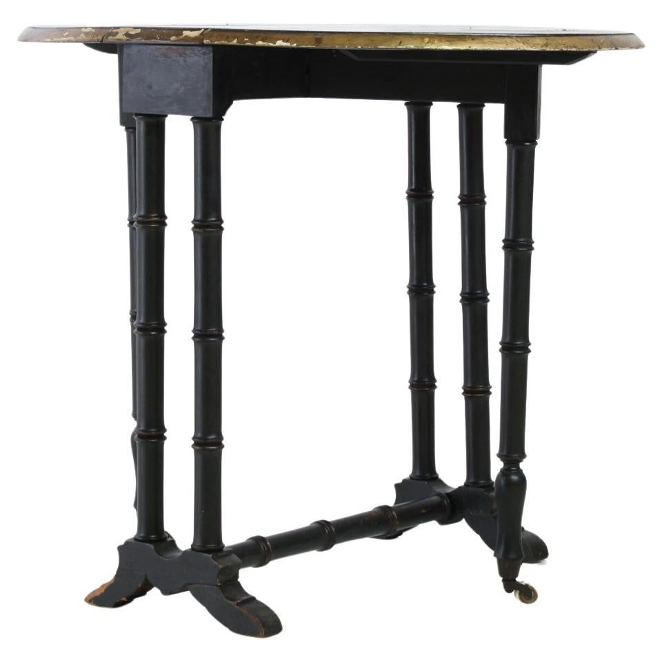 Table d'appoint victorienne à pieds de porte en faux bambou ébénisé