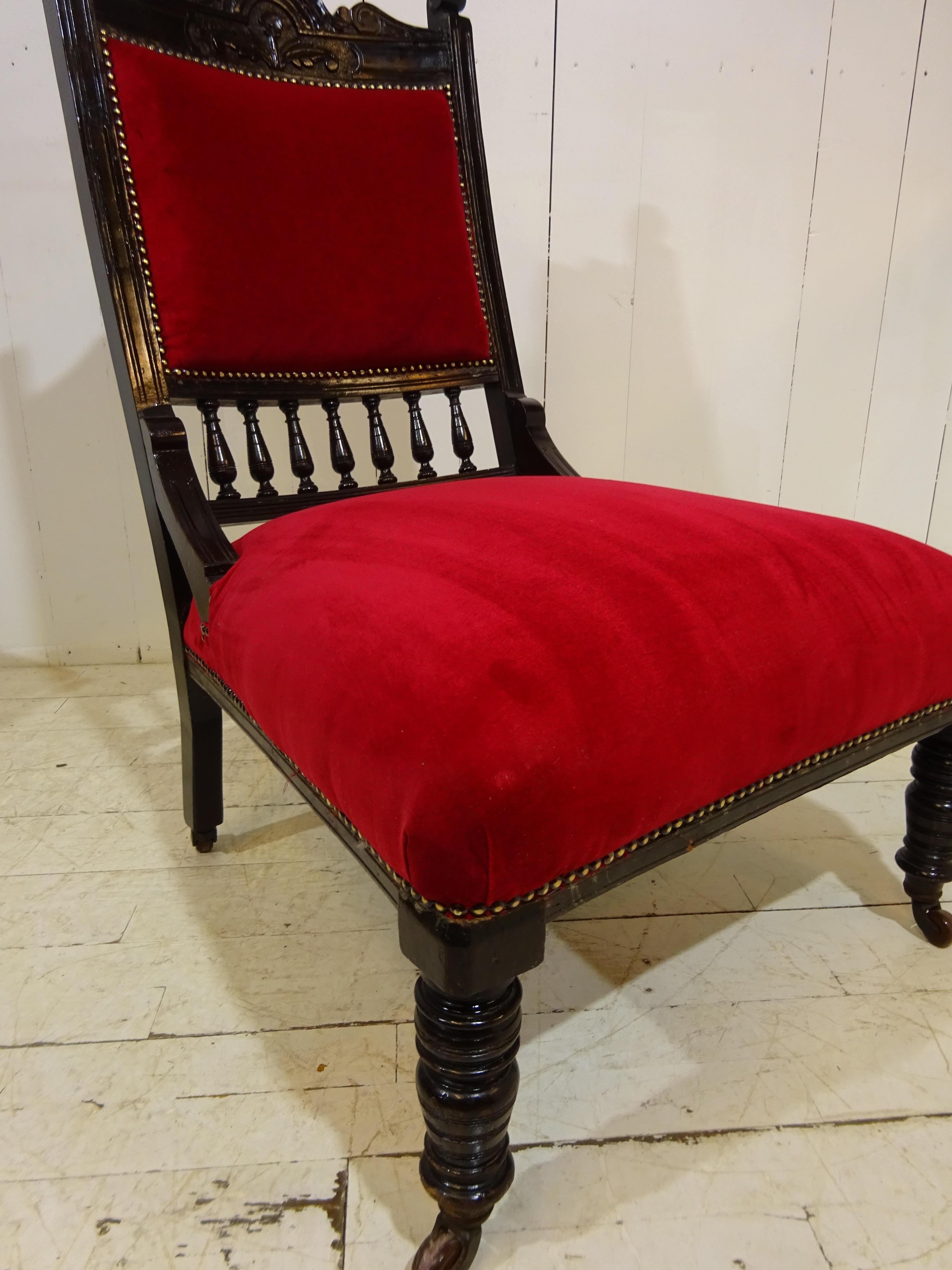 20ième siècle Chaise d'appoint victorienne ébénisée avec assise en velours en vente