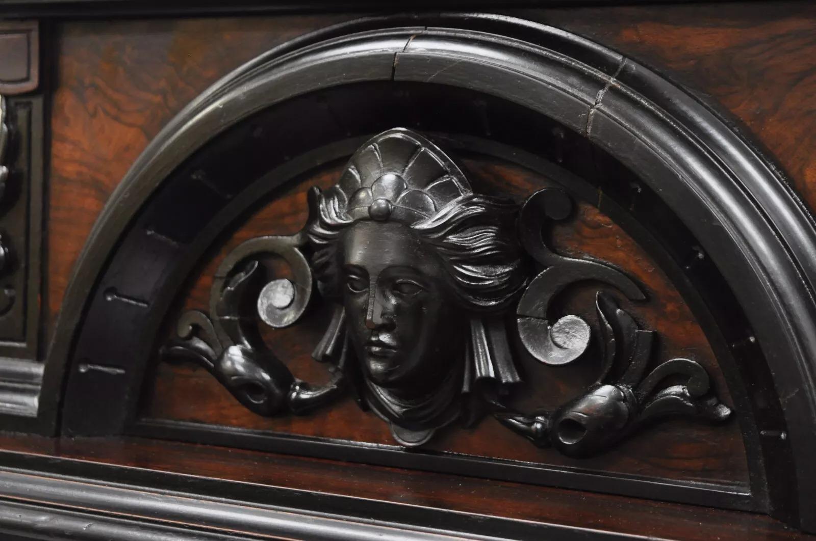 Viktorianischer Ebonisierter Palisander Figural geschnitzt Wohnzimmerschrank attr. Pottier & Stymus im Angebot 11