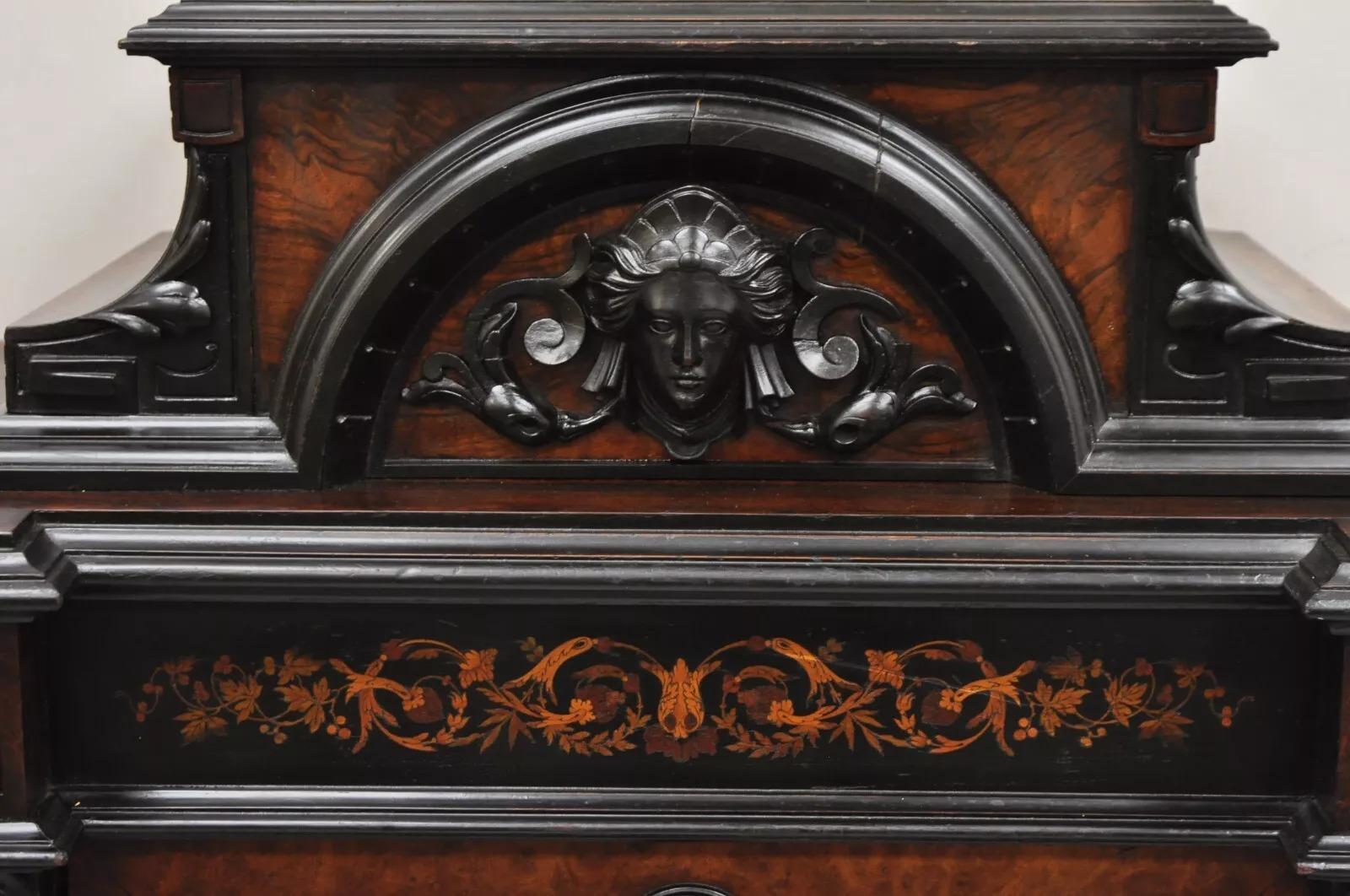Antiker amerikanischer viktorianischer Ebonisierter Palisander Figural geschnitzt Parlor Buffet Cabinet zugeschrieben Pottier & Stymus. Artikel verfügt über atemberaubende floralen und Musikinstrument Intarsien in der gesamten mit ebonisiert Akzente