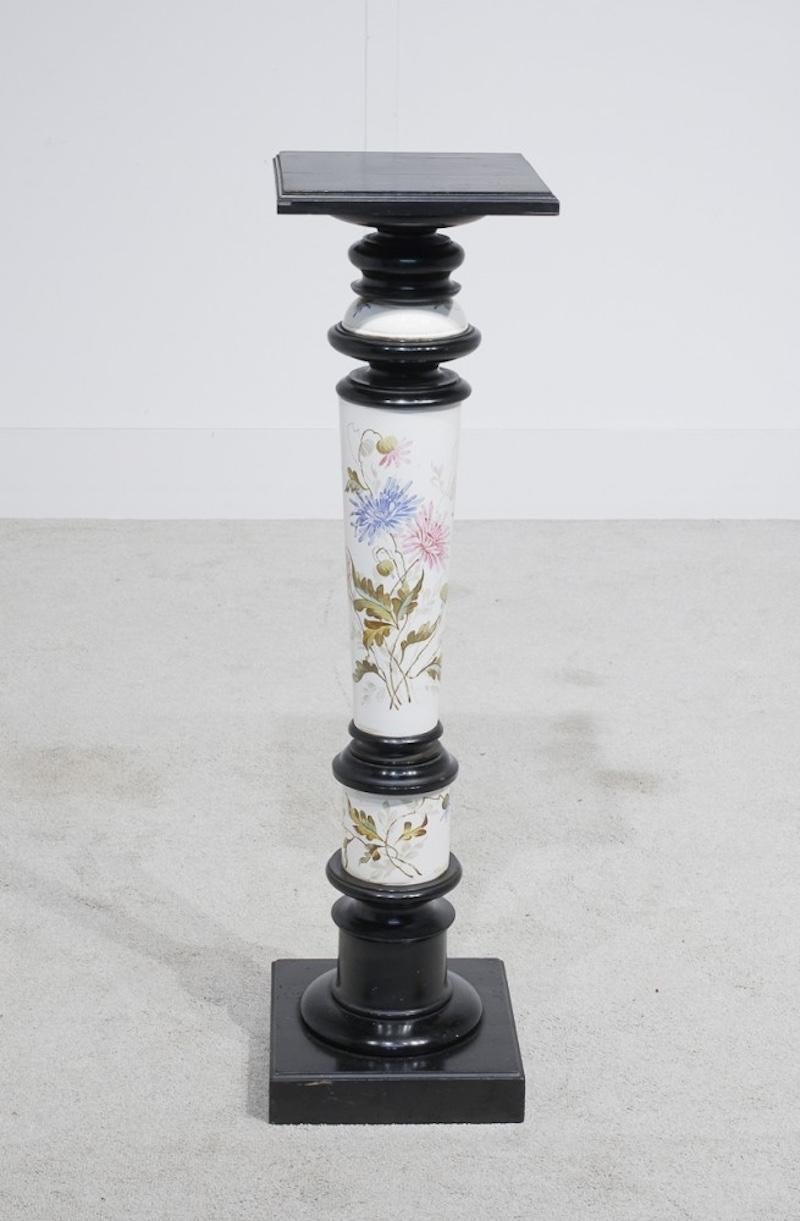 Socle éclectique victorien en porcelaine et ébène
Les parties en ébène ou laquées comprennent les dessus et la base. Les parties en porcelaine blanche sont ornées de motifs floraux peints à la main.
Superbe look d'intérieur, il serait parfait