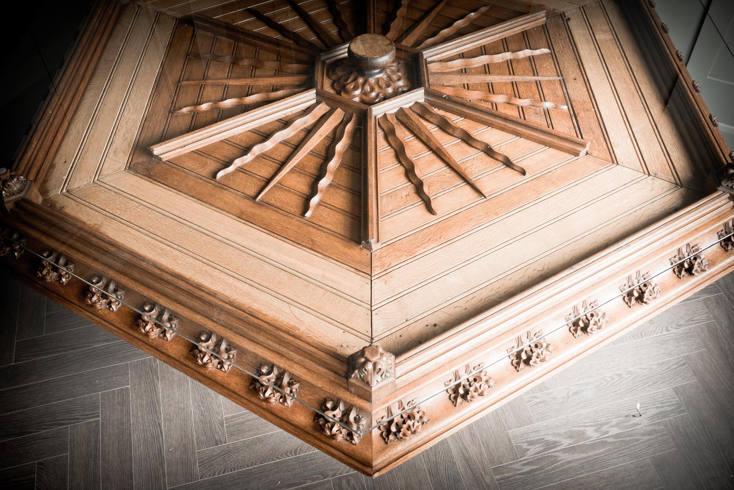 Victorian Ecclesiastical Revival Centre Table  Circa 1880 in vendita 4