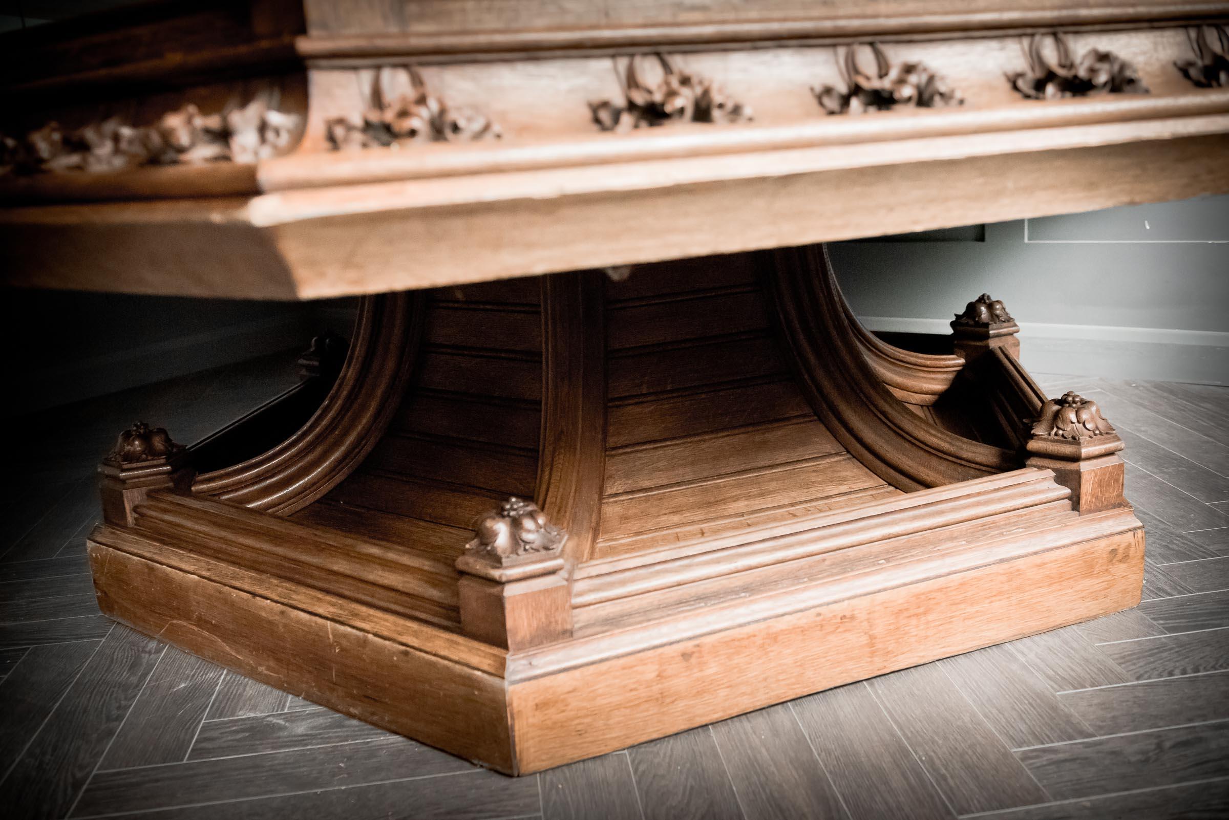 Victorian Ecclesiastical Revival Centre Table  Circa 1880 in vendita 12