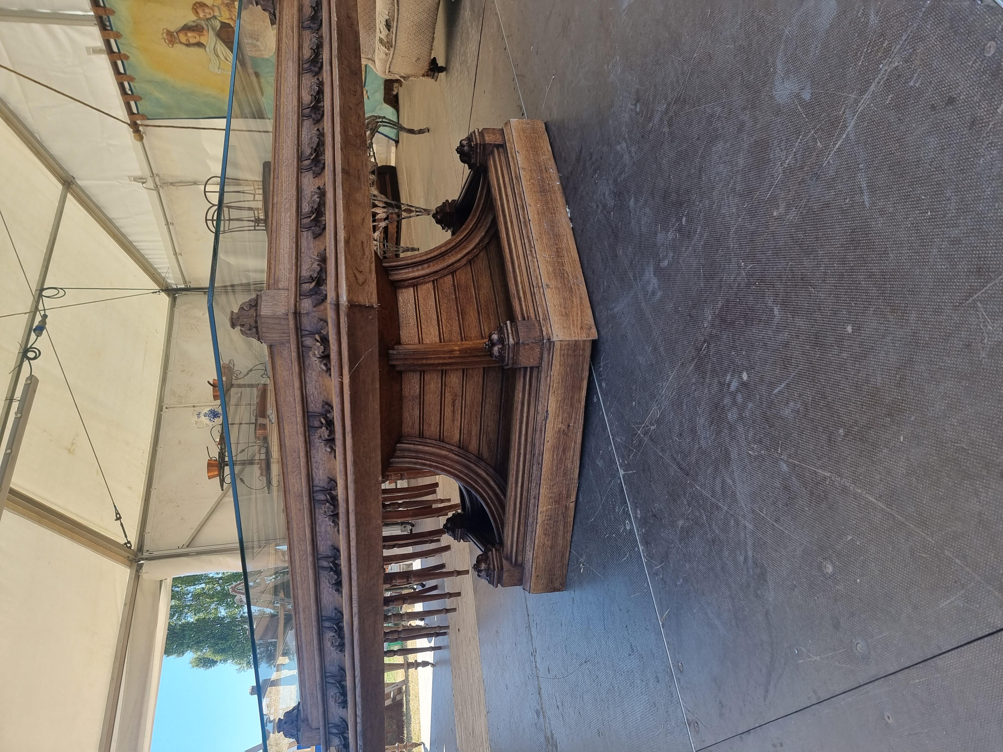 Intagliato Victorian Ecclesiastical Revival Centre Table  Circa 1880 in vendita
