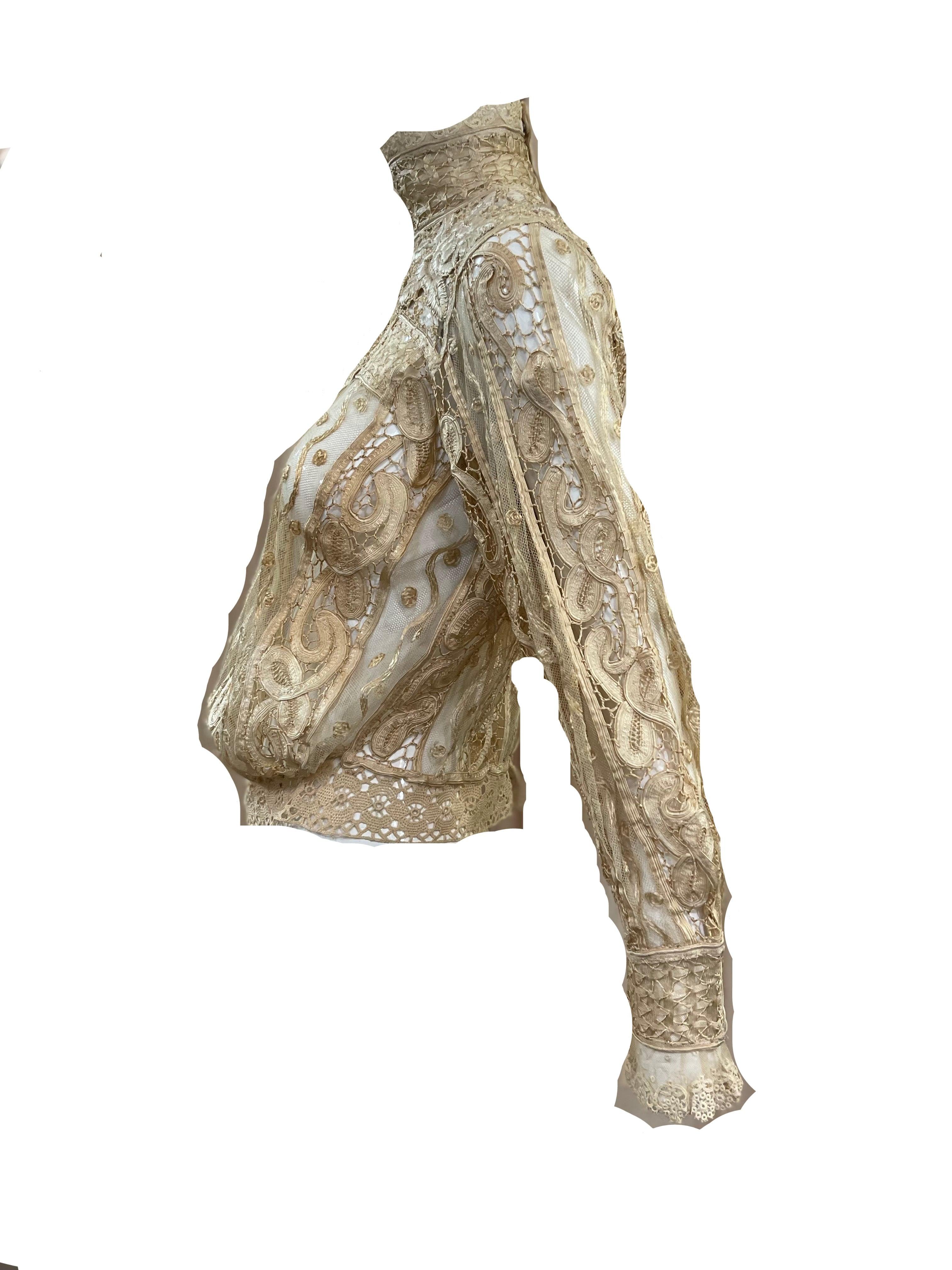 Mieder aus der viktorianischen/edwardianischen Ära. Handgefertigte Bandspitze mit hohem Halsausschnitt und Taubenbrust. Aufwendig bestickt mit handgeknüpftem Netz. Ungefüttert und durchsichtig.  Schnappverschluss am Rücken. Gerüschte Manschetten.