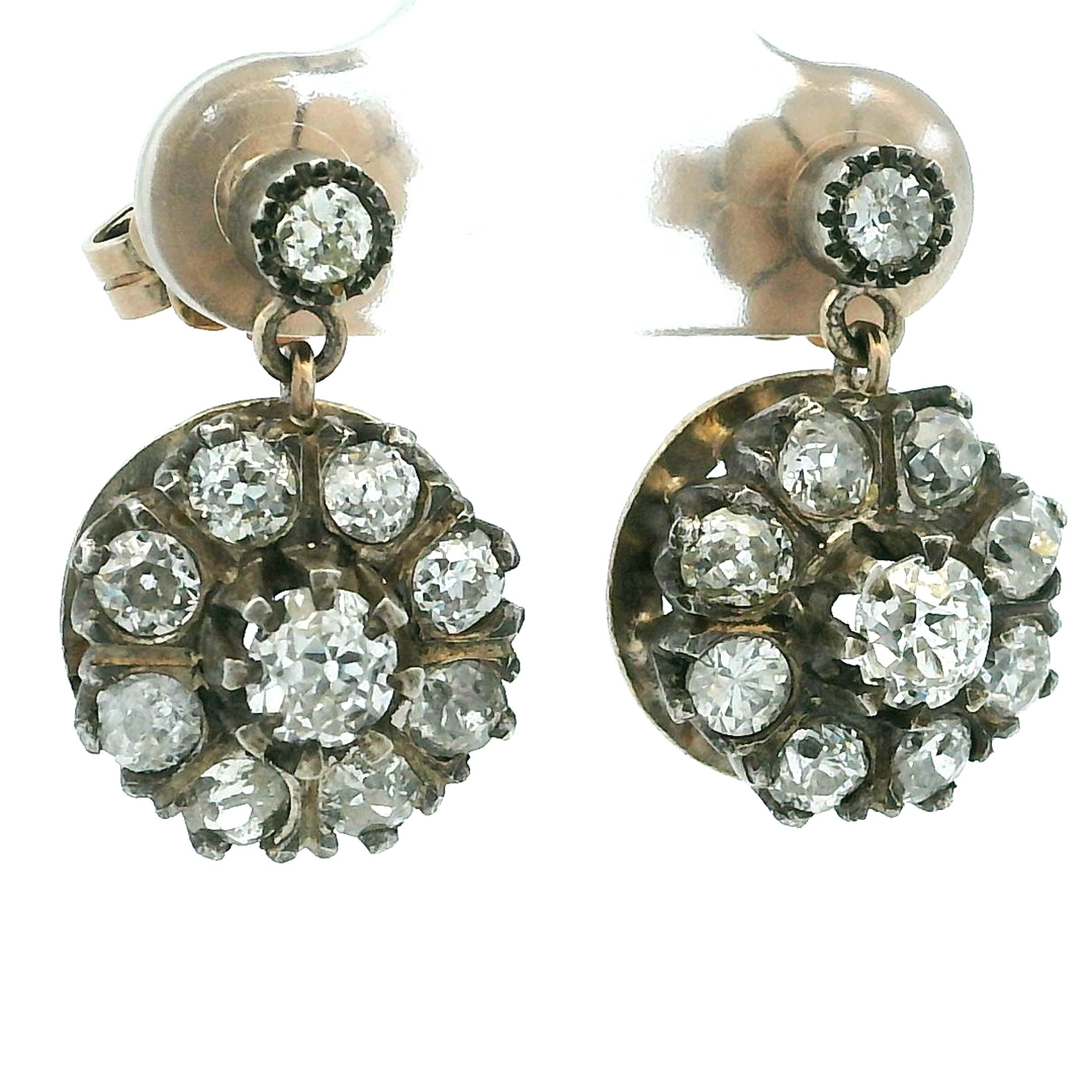 Taglio antico europeo Orecchino a goccia in oro e argento 18K Victorian-Edwardian 2.60 Ct Old Cut Diamond Daisy in vendita