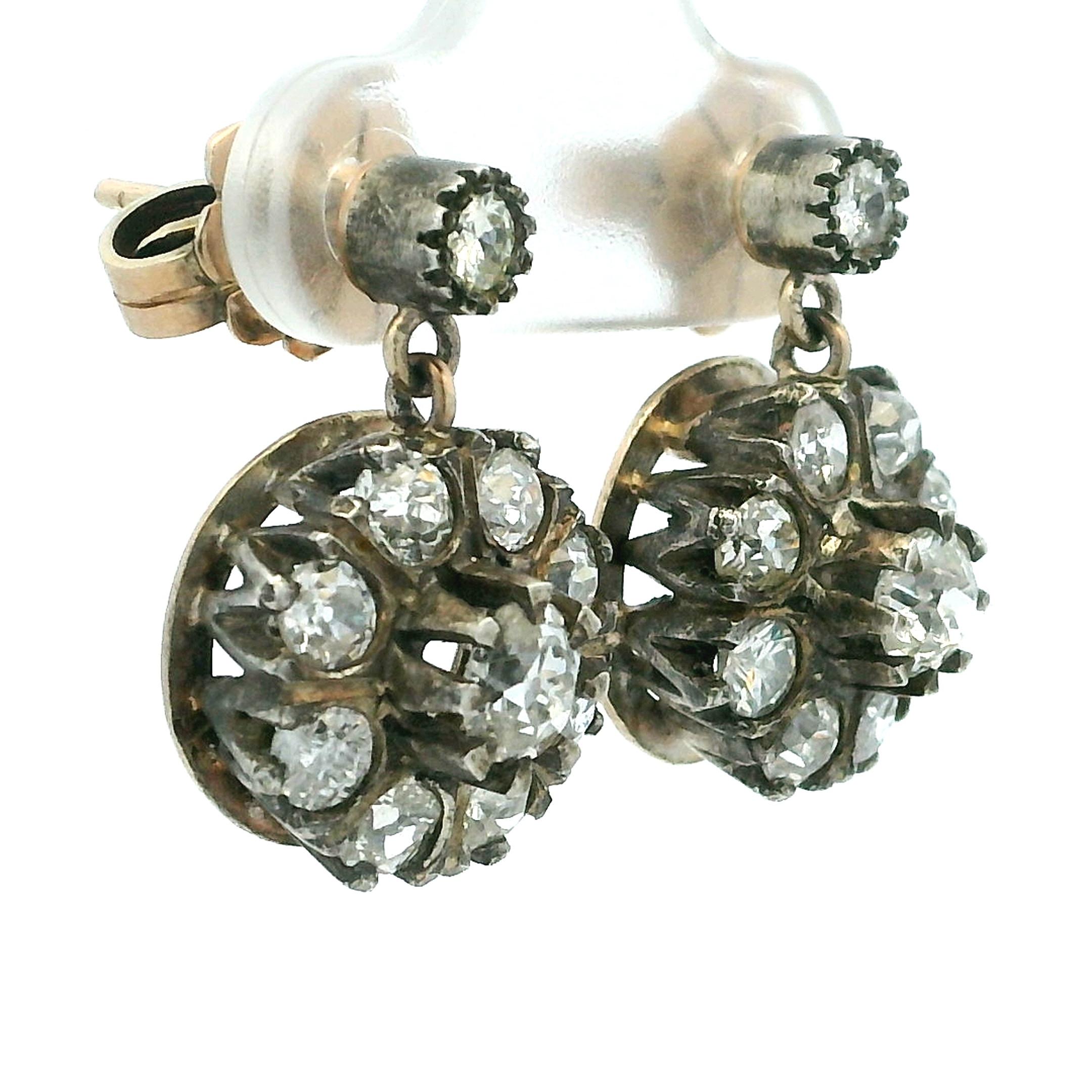 Orecchino a goccia in oro e argento 18K Victorian-Edwardian 2.60 Ct Old Cut Diamond Daisy In condizioni ottime in vendita a Miami, FL