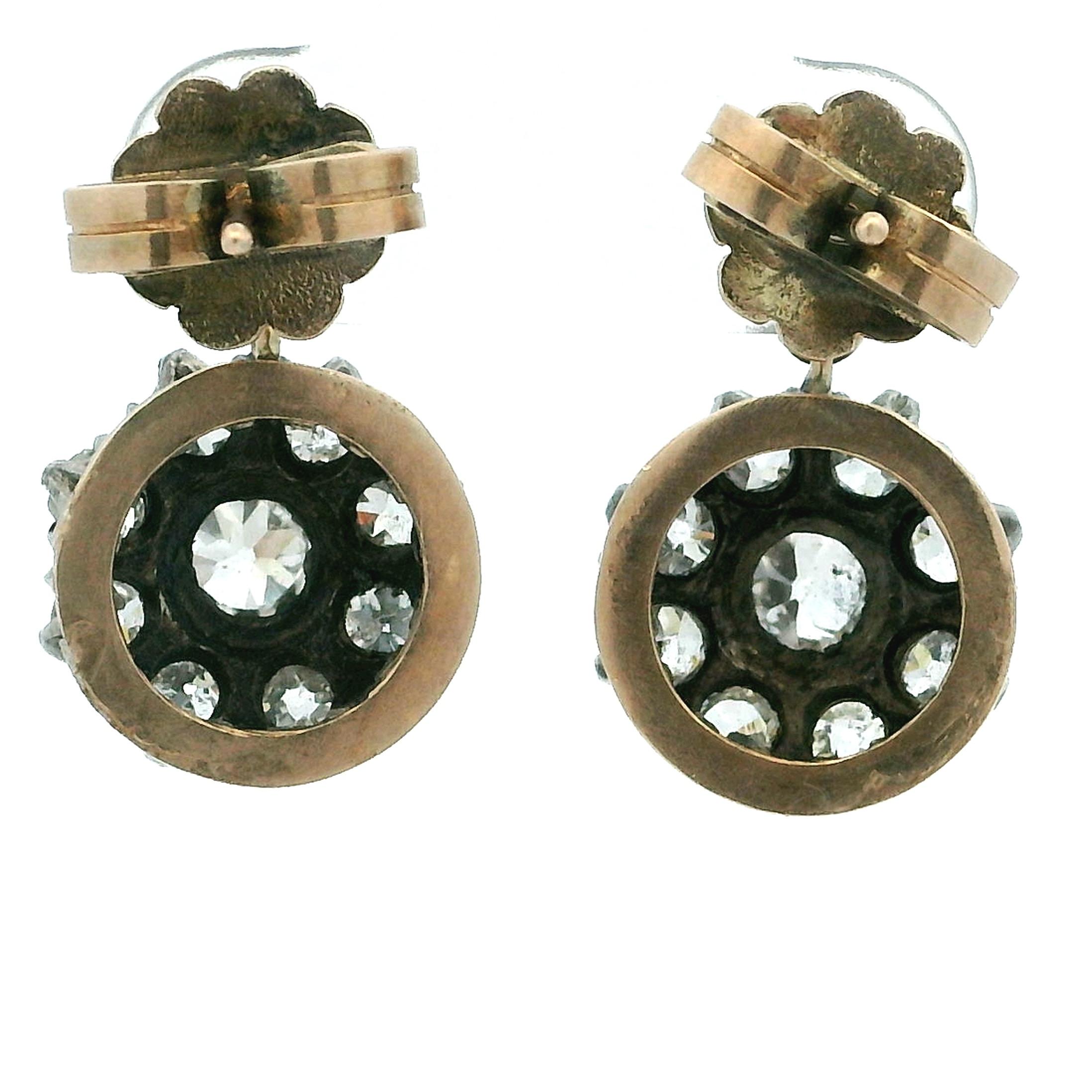 Orecchino a goccia in oro e argento 18K Victorian-Edwardian 2.60 Ct Old Cut Diamond Daisy in vendita 2