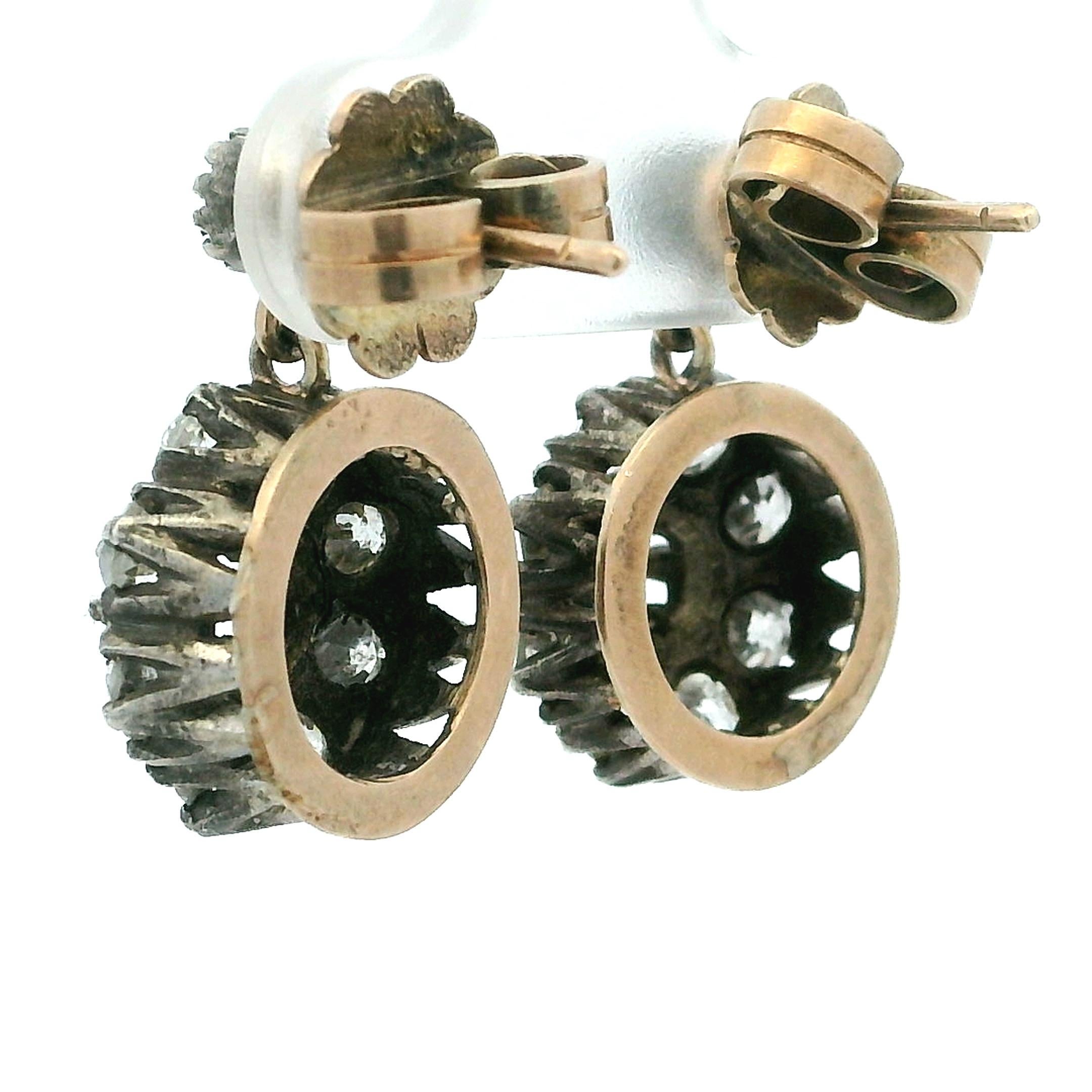 Orecchino a goccia in oro e argento 18K Victorian-Edwardian 2.60 Ct Old Cut Diamond Daisy in vendita 3