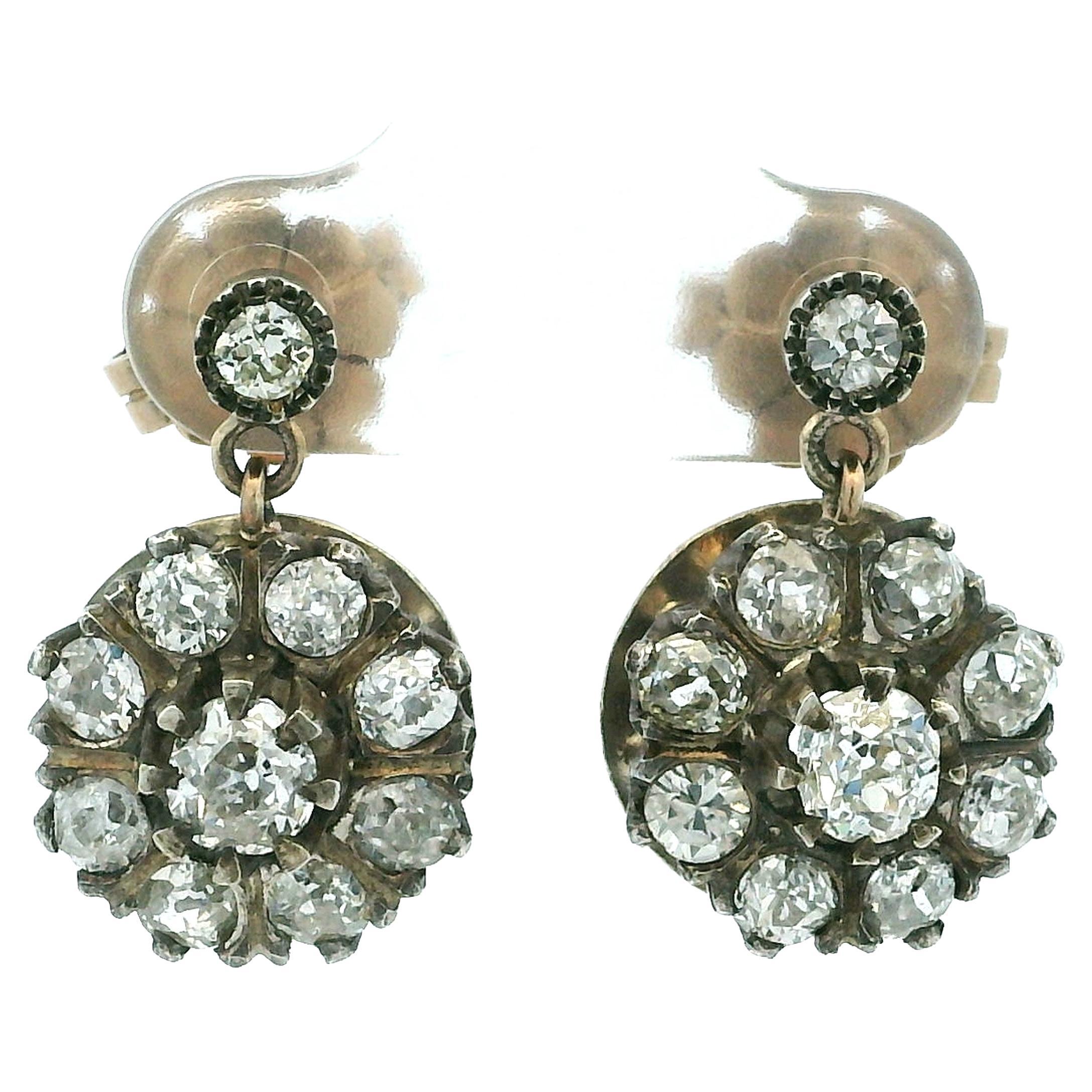 Orecchino a goccia in oro e argento 18K Victorian-Edwardian 2.60 Ct Old Cut Diamond Daisy in vendita