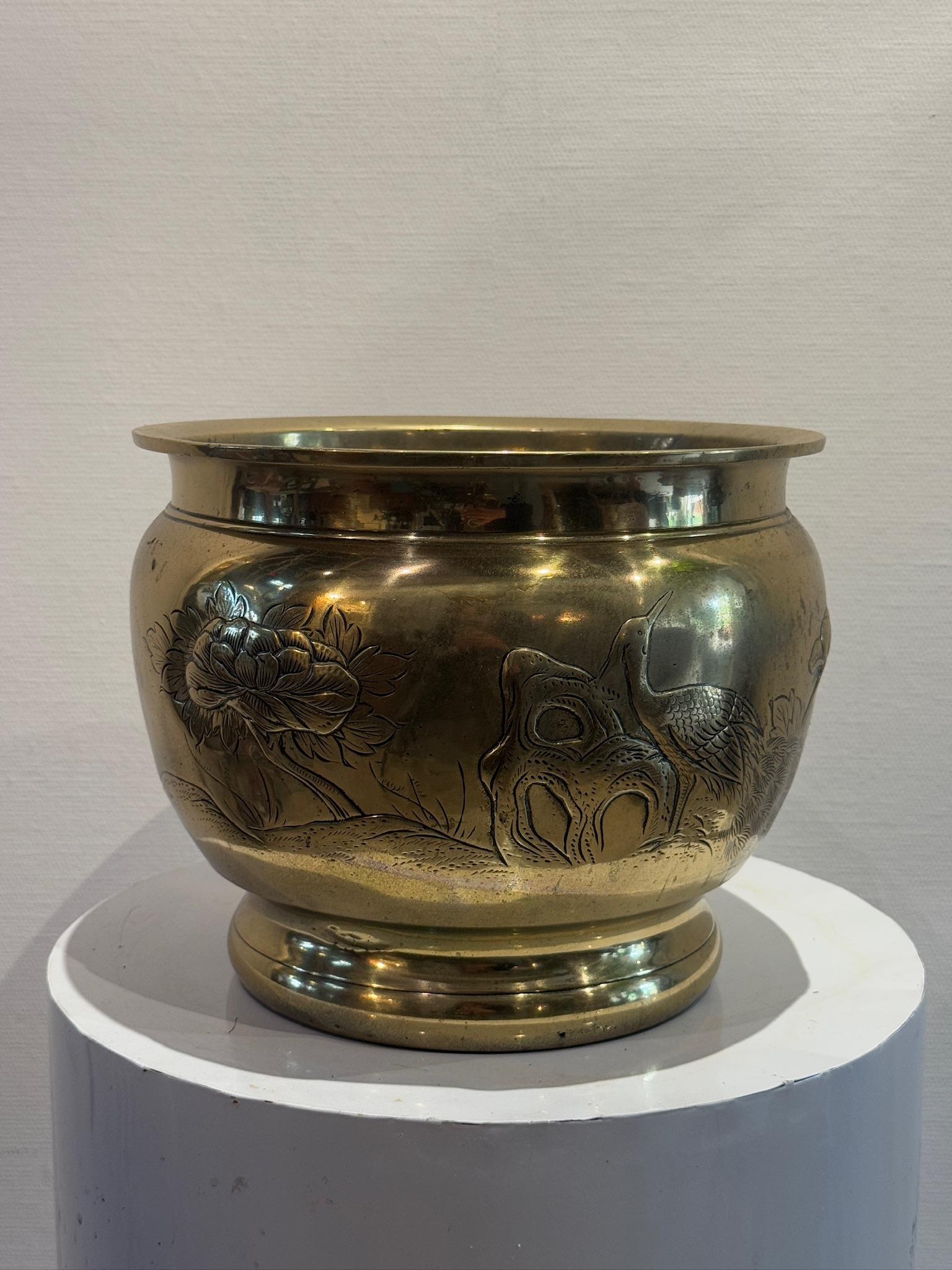 Cette impressionnante jardinière en laiton poli est un récipient décoratif qui fait le lien entre la fin de l'époque victorienne et le début de l'époque édouardienne, vers 1870-1910. Fabriqué en laiton massif, il est à la fois fonctionnel et