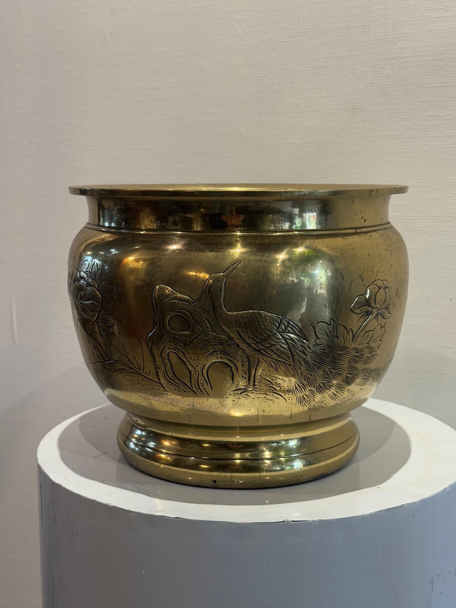 Victorien Jardinière en laiton de style victorien et édouardien avec motifs gravés d'influence japonaise en vente