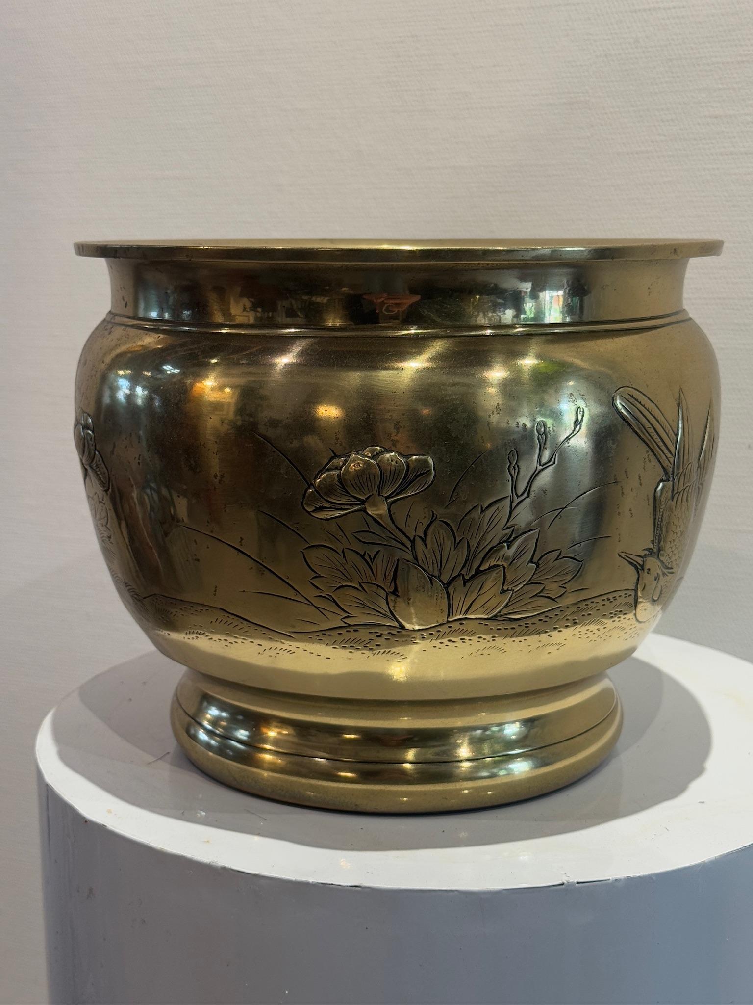 Japonais Jardinière en laiton de style victorien et édouardien avec motifs gravés d'influence japonaise en vente