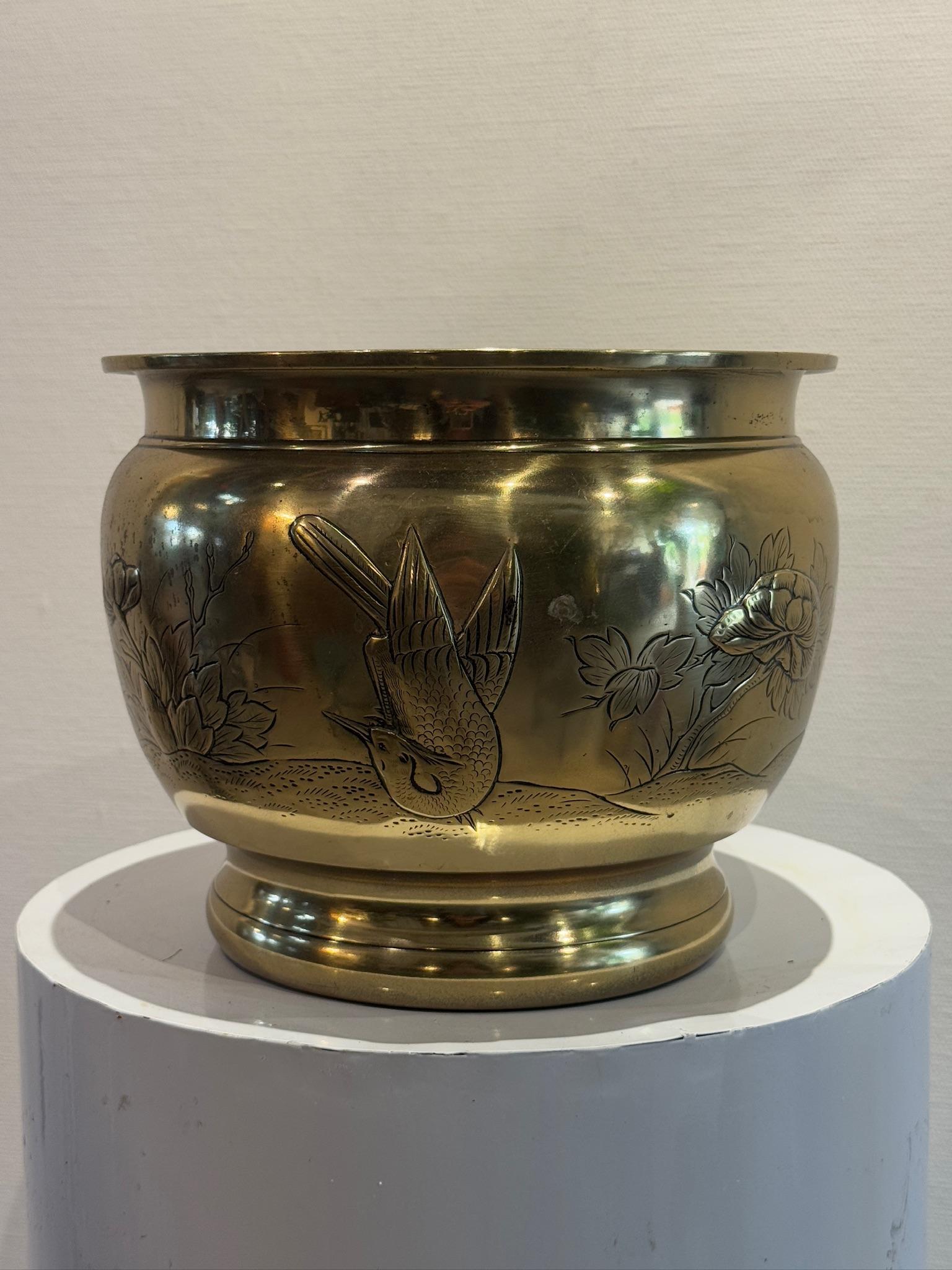 Jardinière en laiton de style victorien et édouardien avec motifs gravés d'influence japonaise Bon état - En vente à West Hollywood, CA