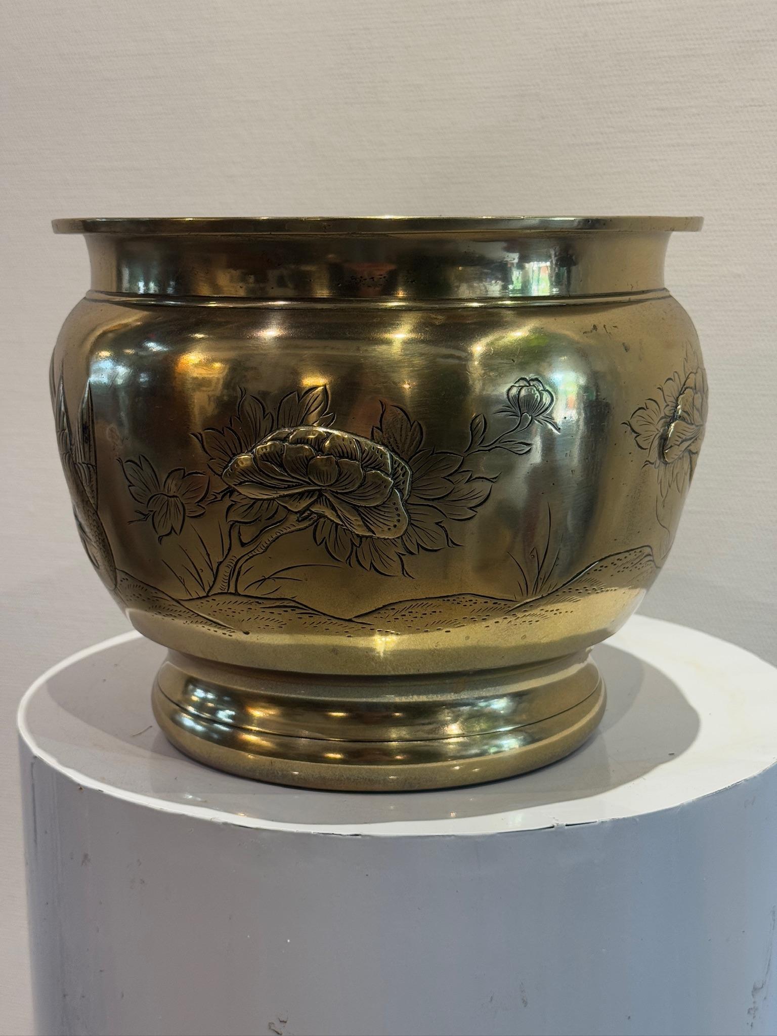 XIXe siècle Jardinière en laiton de style victorien et édouardien avec motifs gravés d'influence japonaise en vente