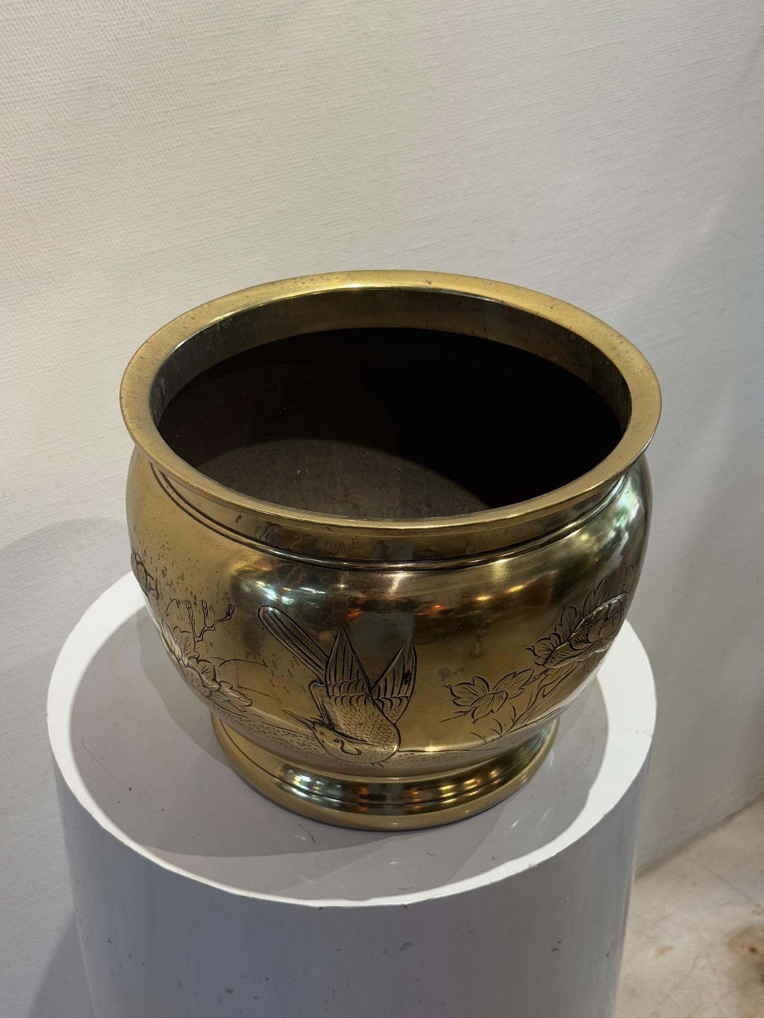 Laiton Jardinière en laiton de style victorien et édouardien avec motifs gravés d'influence japonaise en vente