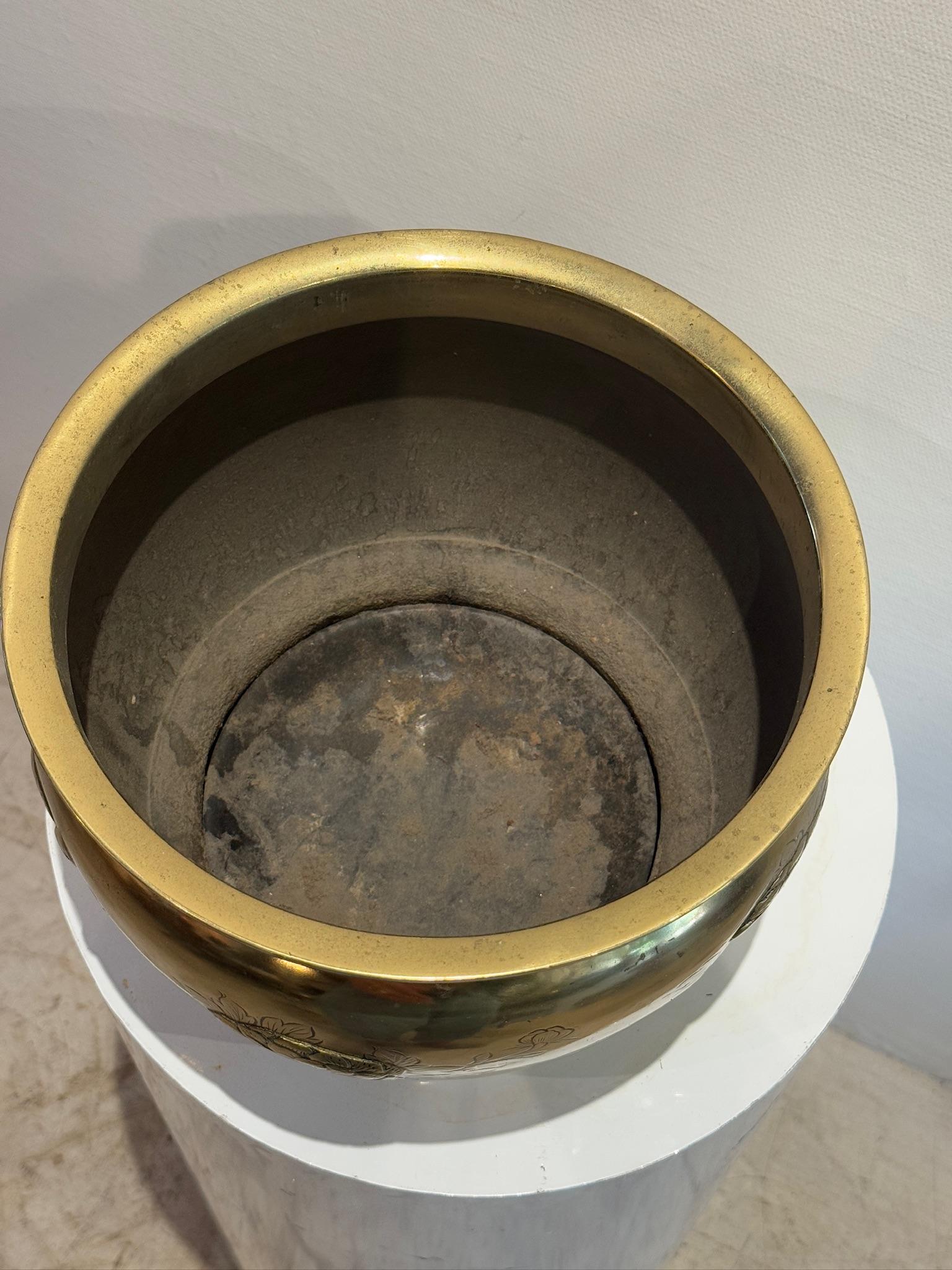 Jardinière en laiton de style victorien et édouardien avec motifs gravés d'influence japonaise en vente 1