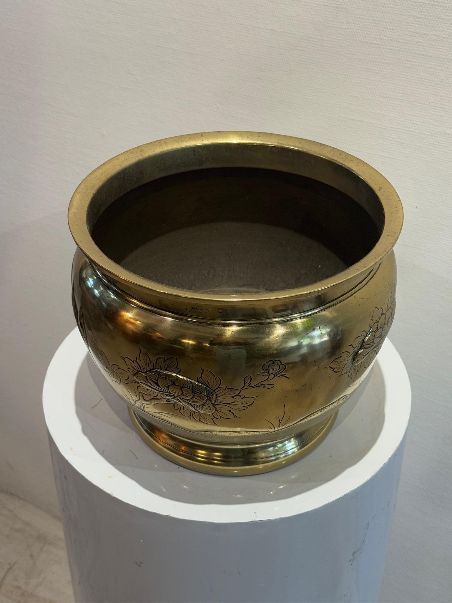 Jardinière en laiton de style victorien et édouardien avec motifs gravés d'influence japonaise en vente 2