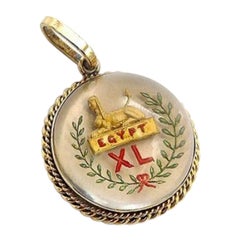 Viktorianisches ägyptisches Revival 14K Gold rückseitig bemaltes Essex-Kristall mit Sphinx