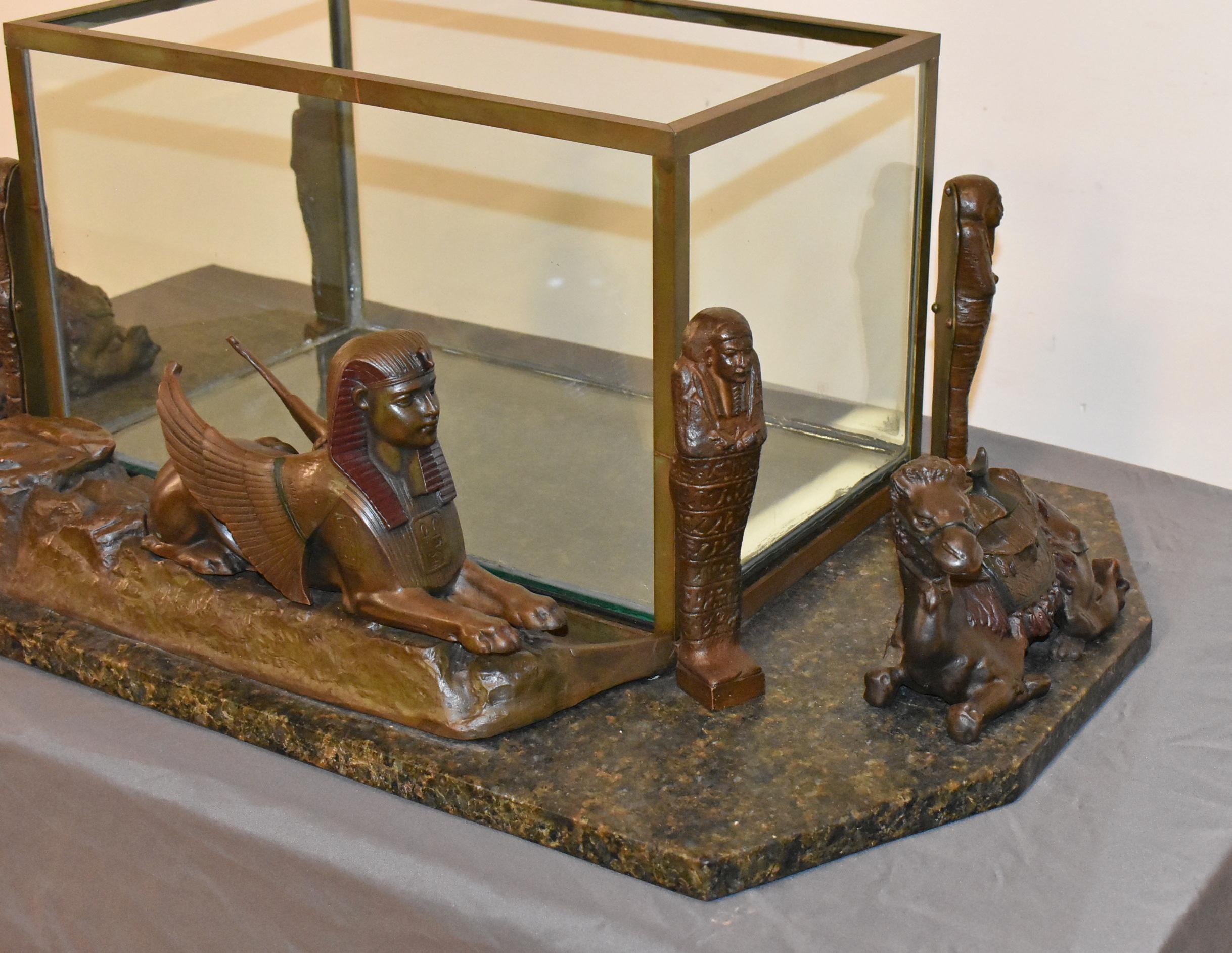 Terrarium unique décoré de figures égyptiennes en bronze moulé montées sur une base en marbre de 1