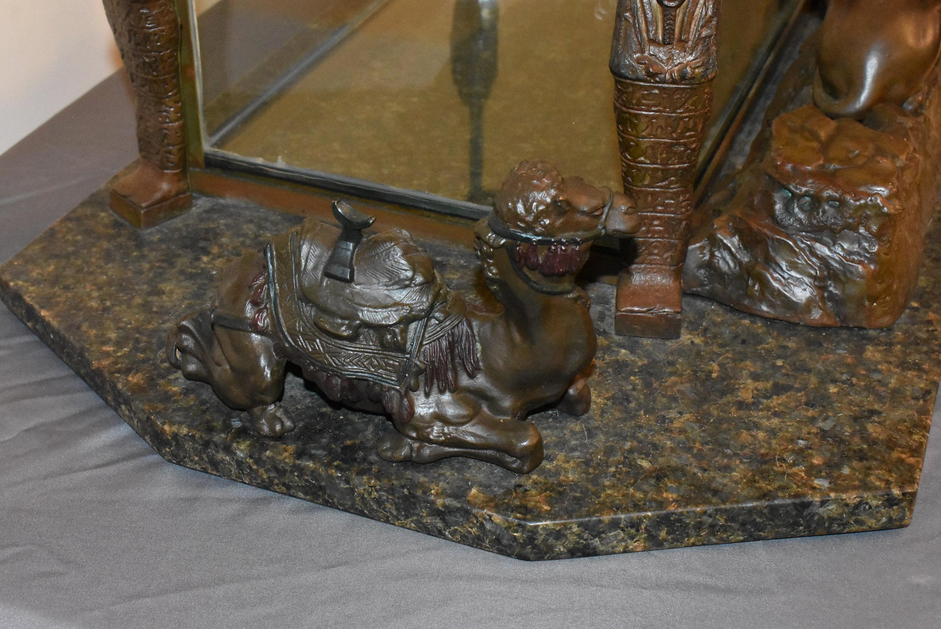 20ième siècle Terrarium néo-égyptien victorien avec figures en bronze coulé en vente