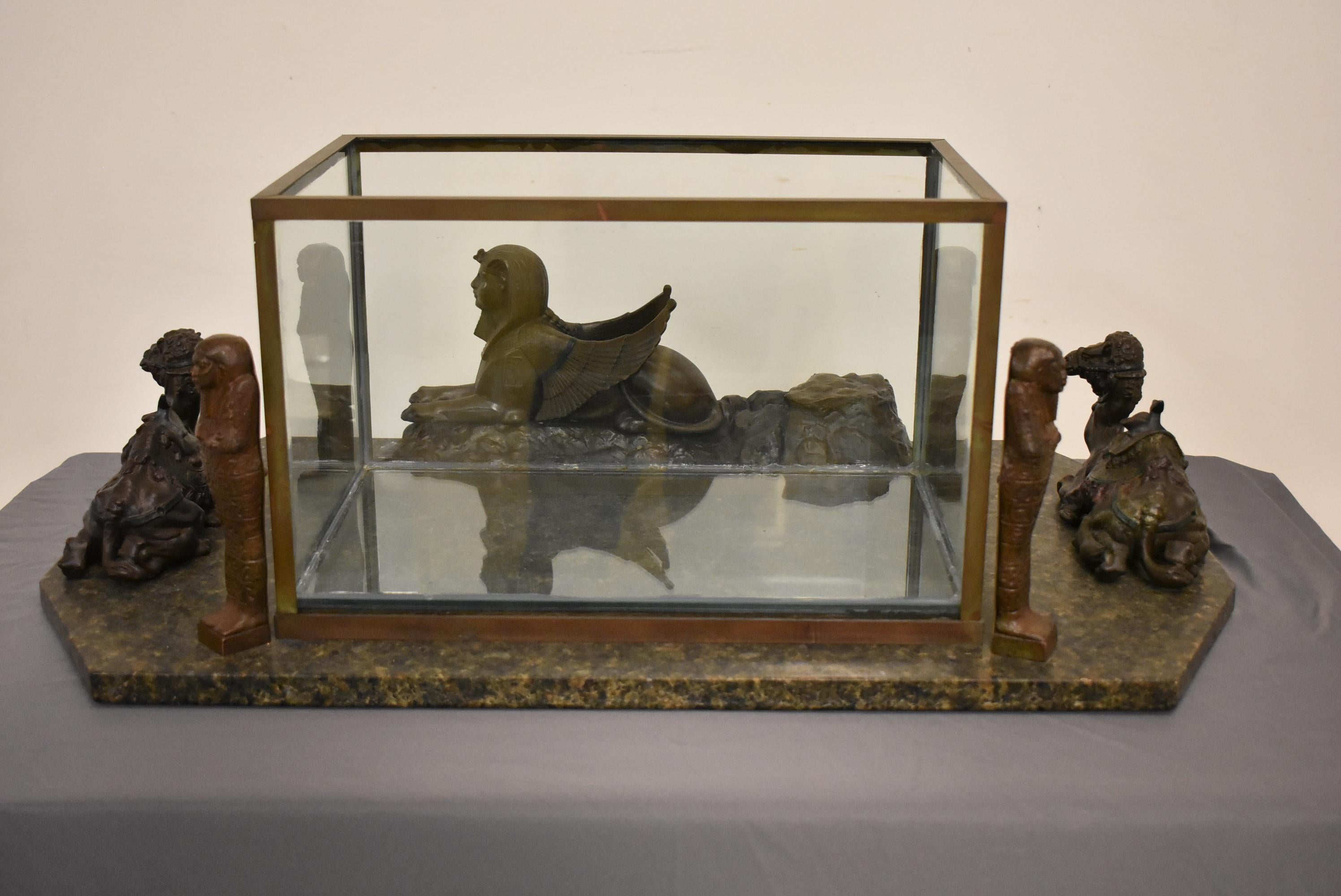 Bronze Terrarium néo-égyptien victorien avec figures en bronze coulé en vente