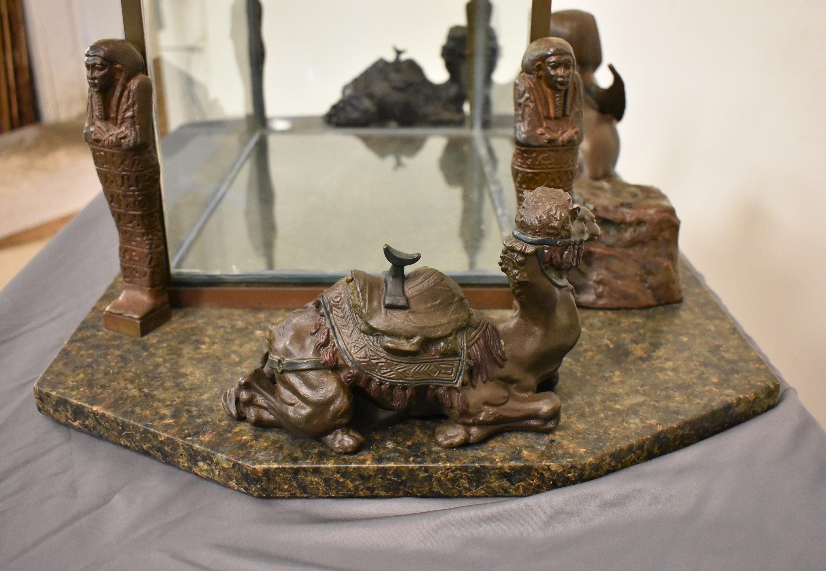 Terrarium néo-égyptien victorien avec figures en bronze coulé en vente 1