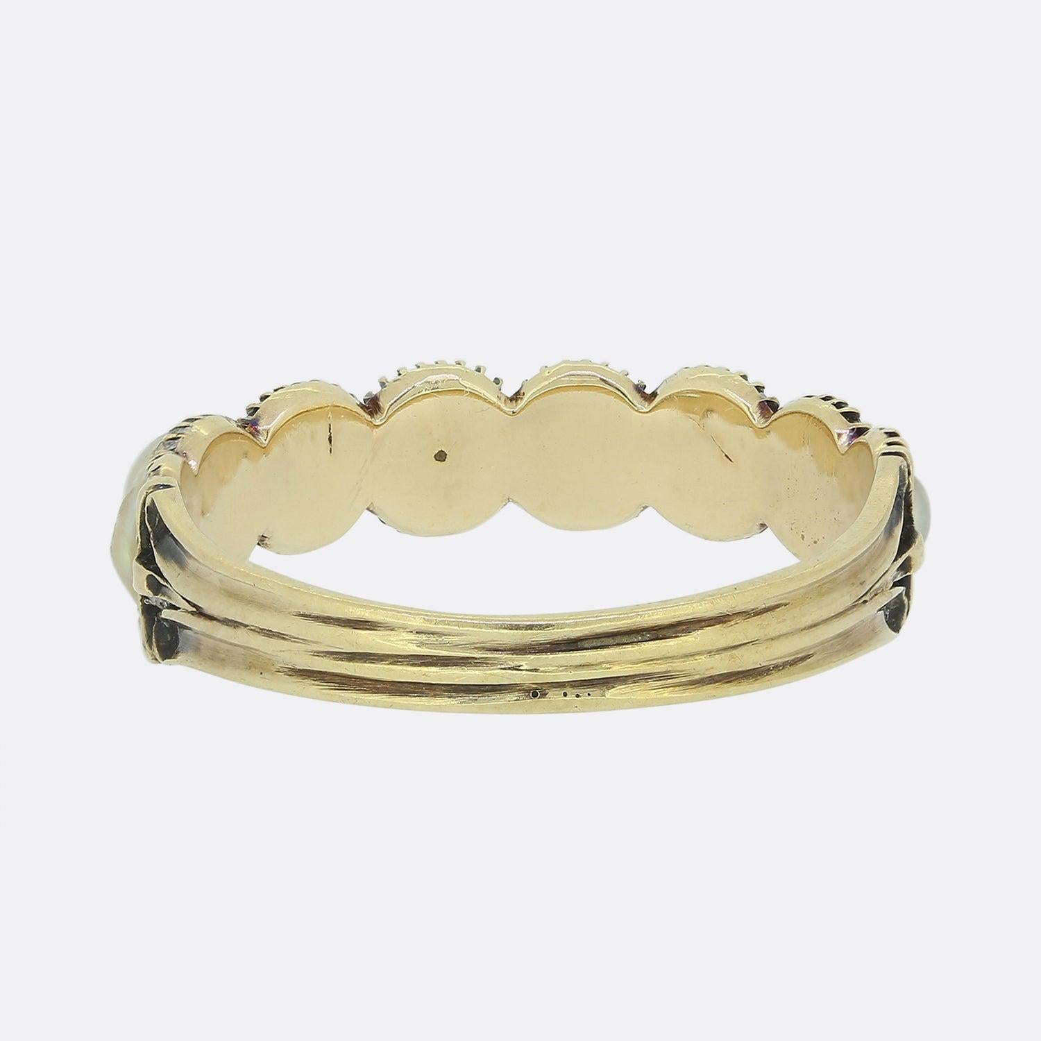 Viktorianischer Acht-Stein-Ring mit natürlichen Perlen (Rundschliff) im Angebot