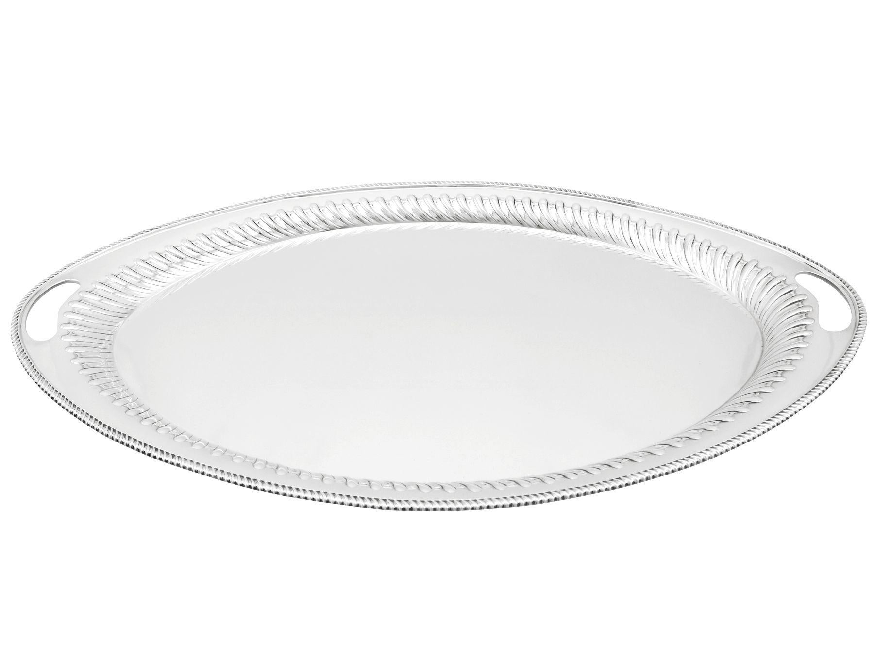 Una excepcional, fina e impresionante bandeja de té antigua victoriana inglesa de plata de ley; una adición a nuestra colección de vajillas de té antiguas de plata

Esta excepcional bandeja de plata victoriana antigua, de ley, tiene forma de navette