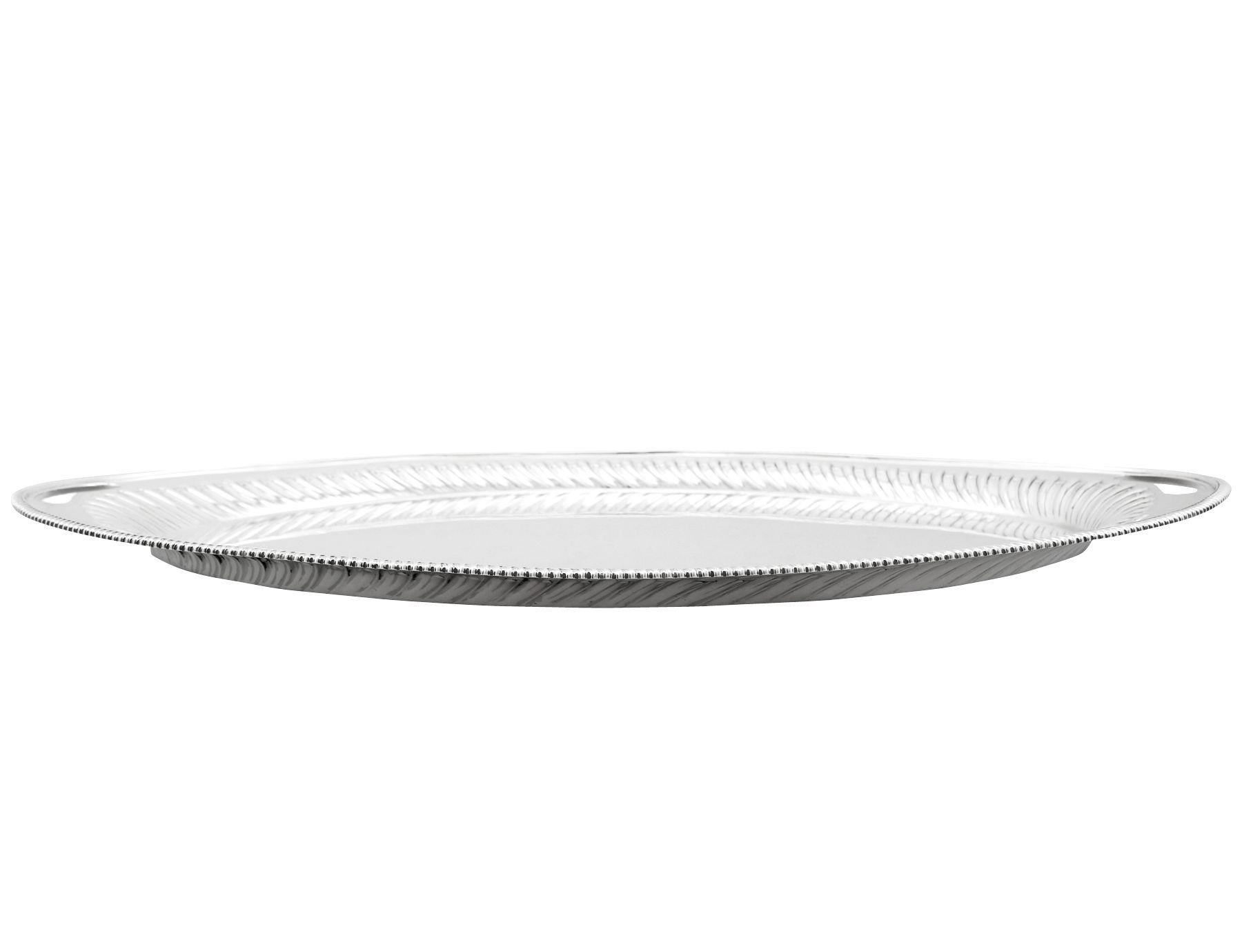 Victoriana Elkington & Co. Bandeja de té de plata de ley Victoriano tardío en venta