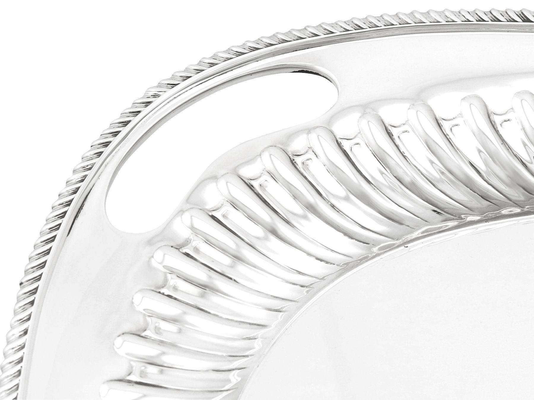 Victoriana Elkington & Co. Bandeja de té de plata de ley Fines del siglo XIX en venta