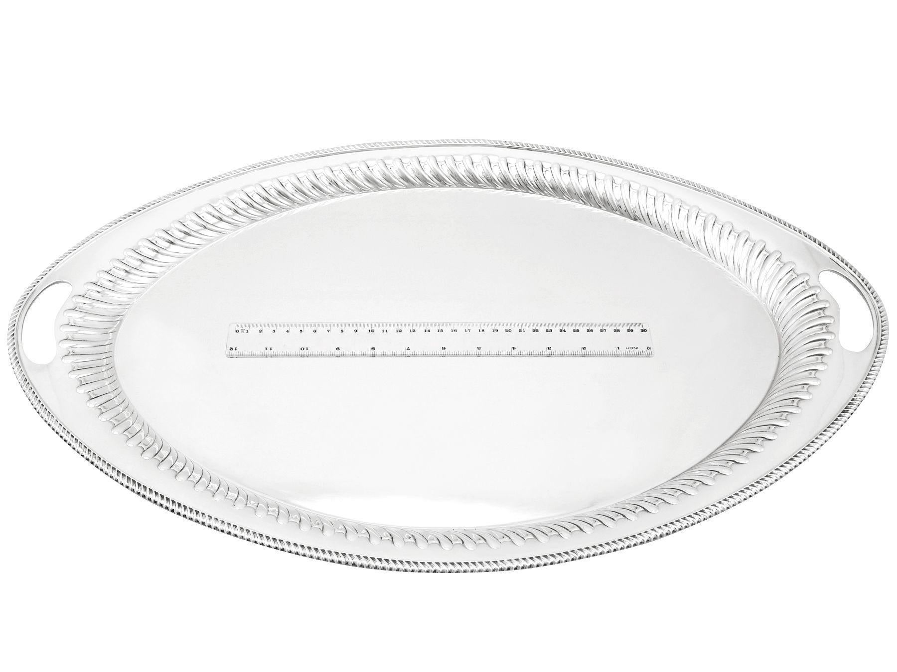 Victoriana Elkington & Co. Bandeja de té de plata de ley en venta 2