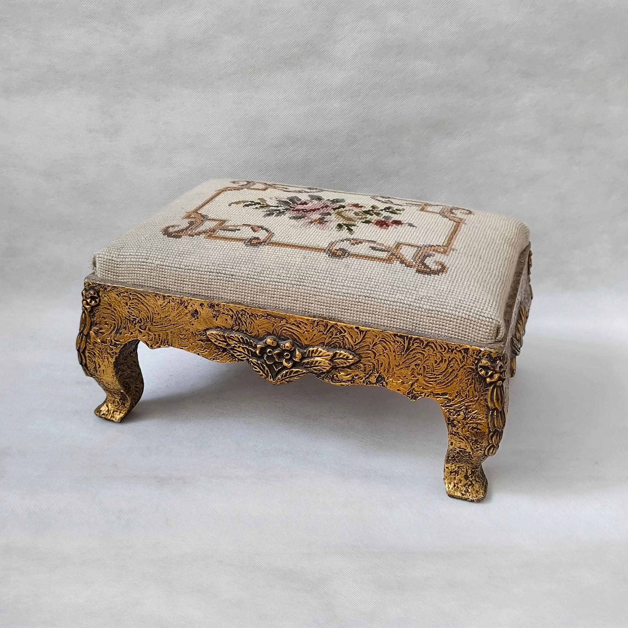 Antike viktorianische bestickte Fußstütze - kunstvoll geschnitzter Sockel aus Giltwood mit floraler Nadelarbeit
Verleihen Sie Ihrer Einrichtung einen Hauch von raffinierter Eleganz mit dieser exquisiten antiken viktorianischen Fußstütze, die ein