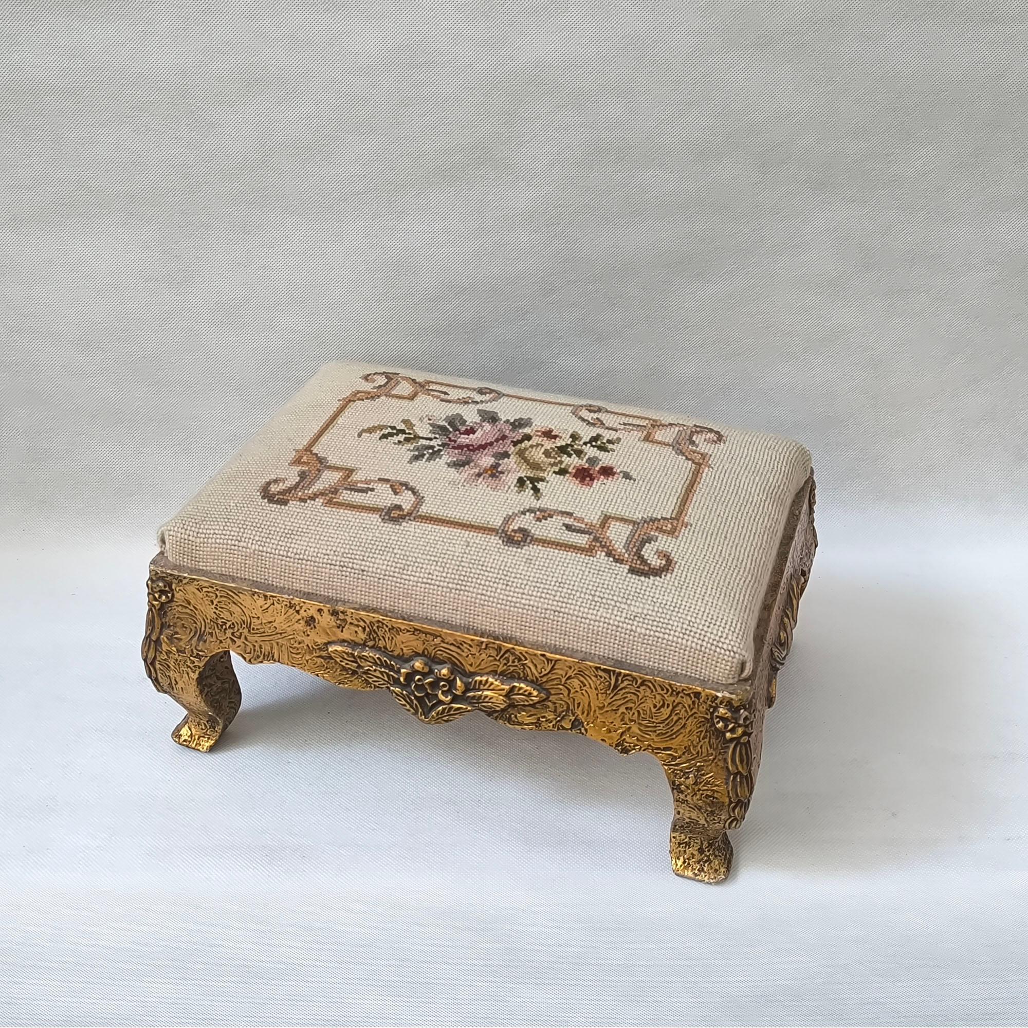 Viktorianische bestickte Fußstütze - kunstvoll geschnitzter Sockel aus Giltwood mit Blumendekor (Spätviktorianisch) im Angebot