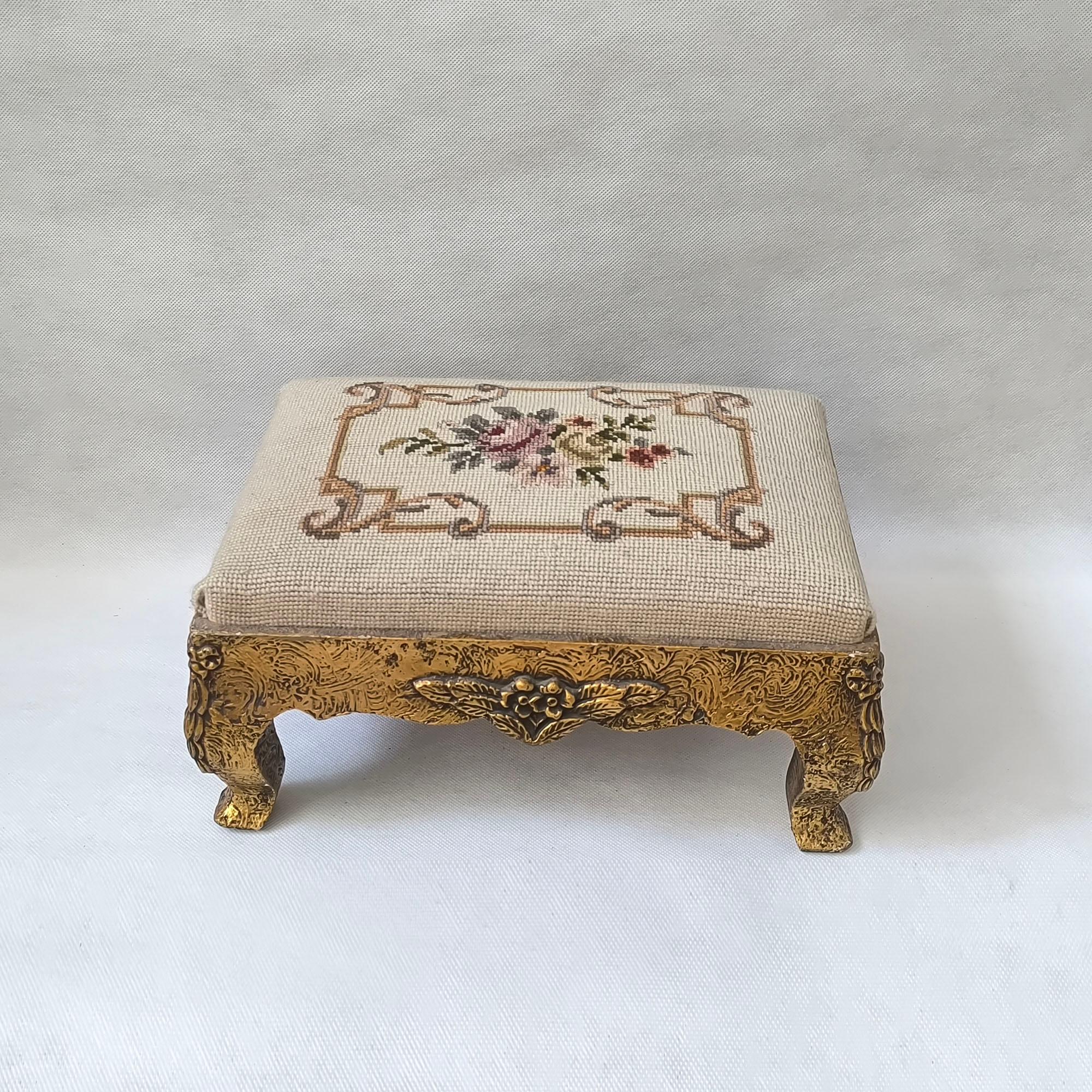 Viktorianische bestickte Fußstütze - kunstvoll geschnitzter Sockel aus Giltwood mit Blumendekor (Europäisch) im Angebot
