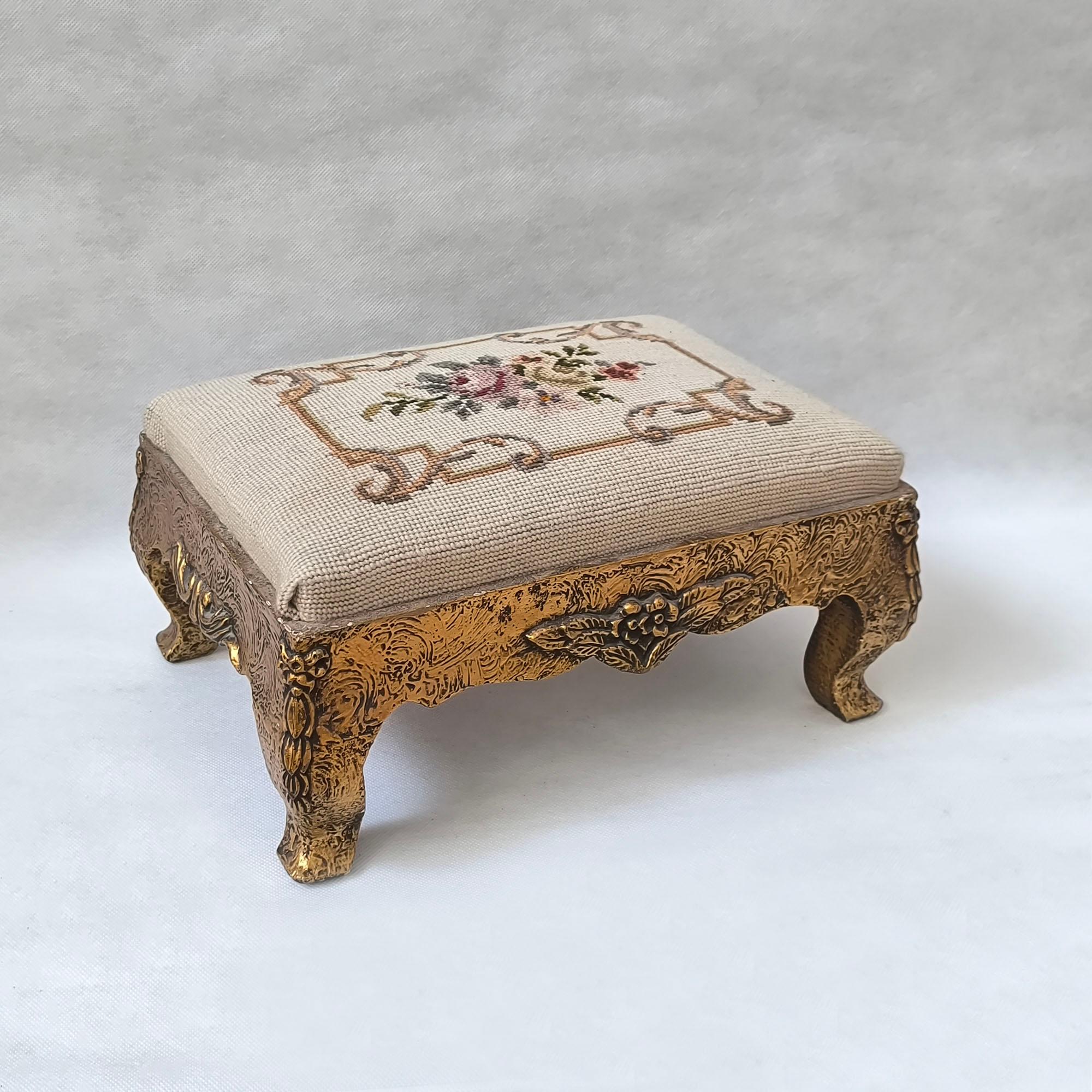 Viktorianische bestickte Fußstütze - kunstvoll geschnitzter Sockel aus Giltwood mit Blumendekor (Vergoldet) im Angebot