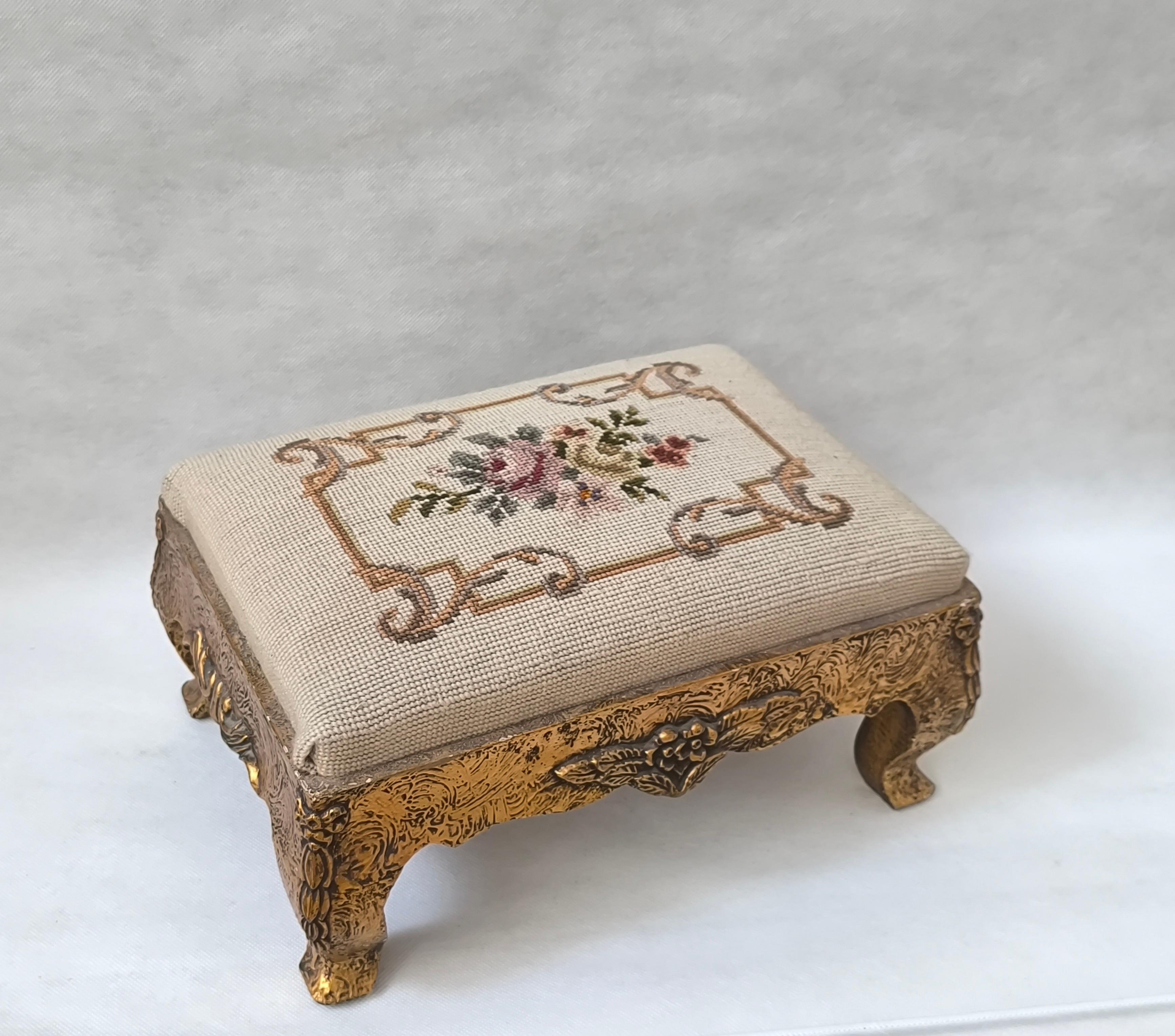 Viktorianische bestickte Fußstütze - kunstvoll geschnitzter Sockel aus Giltwood mit Blumendekor im Zustand „Gut“ im Angebot in Bochum, NRW