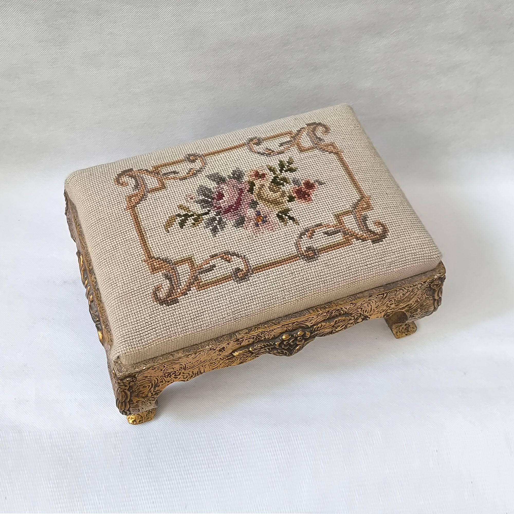 Viktorianische bestickte Fußstütze - kunstvoll geschnitzter Sockel aus Giltwood mit Blumendekor (20. Jahrhundert) im Angebot