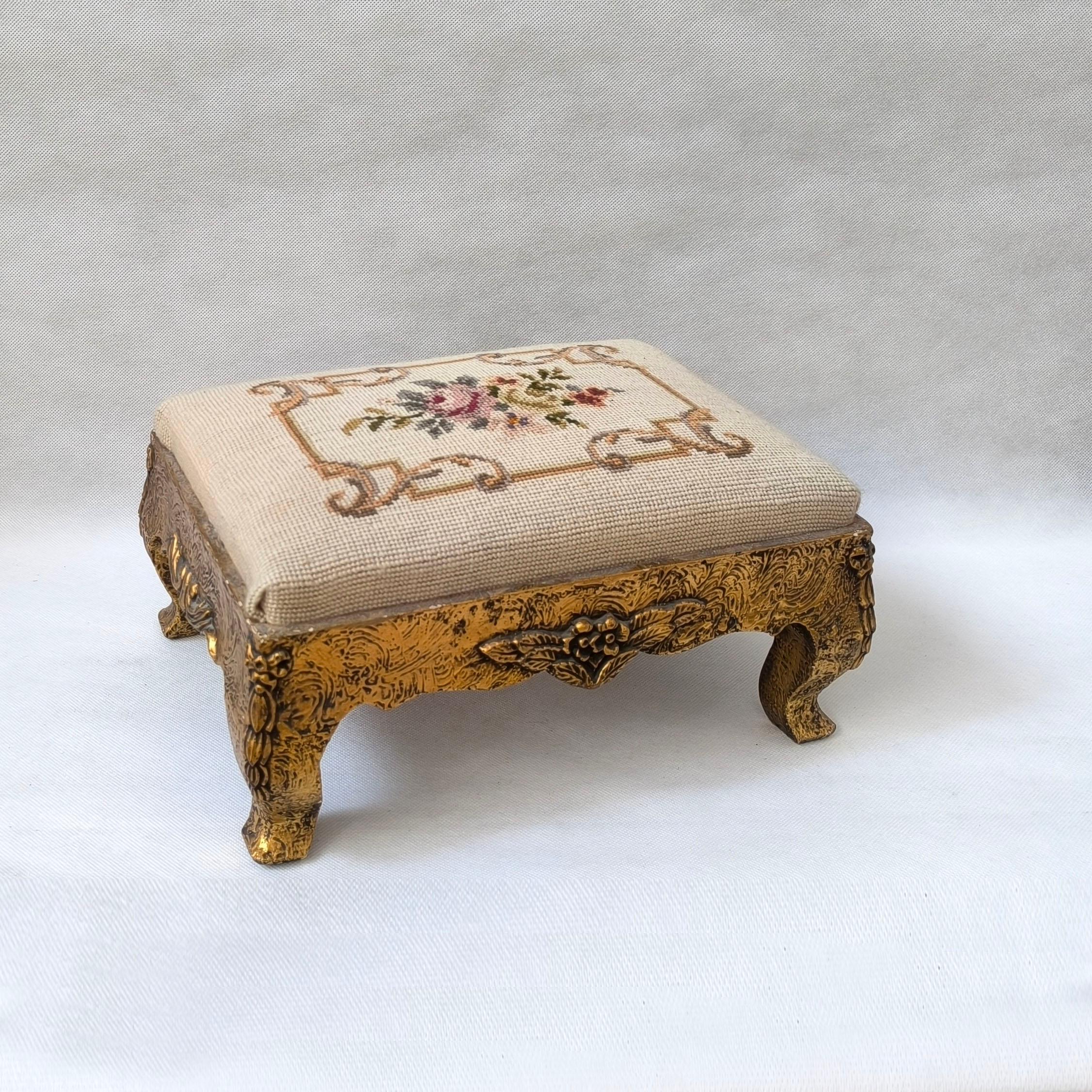 Viktorianische bestickte Fußstütze - kunstvoll geschnitzter Sockel aus Giltwood mit Blumendekor (Polster) im Angebot