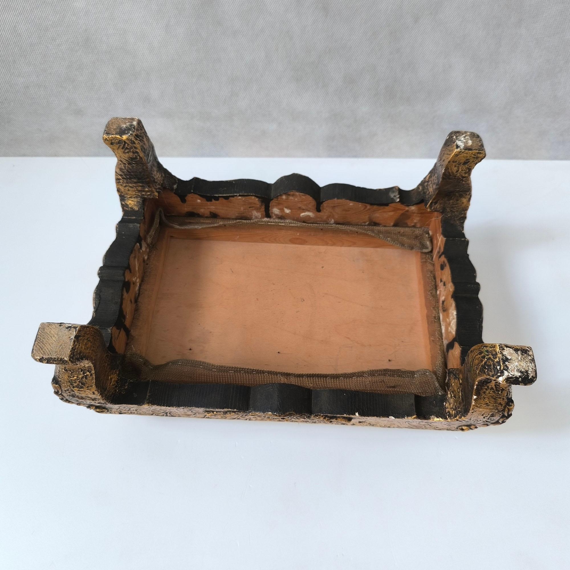 Viktorianische bestickte Fußstütze - kunstvoll geschnitzter Sockel aus Giltwood mit Blumendekor im Angebot 1