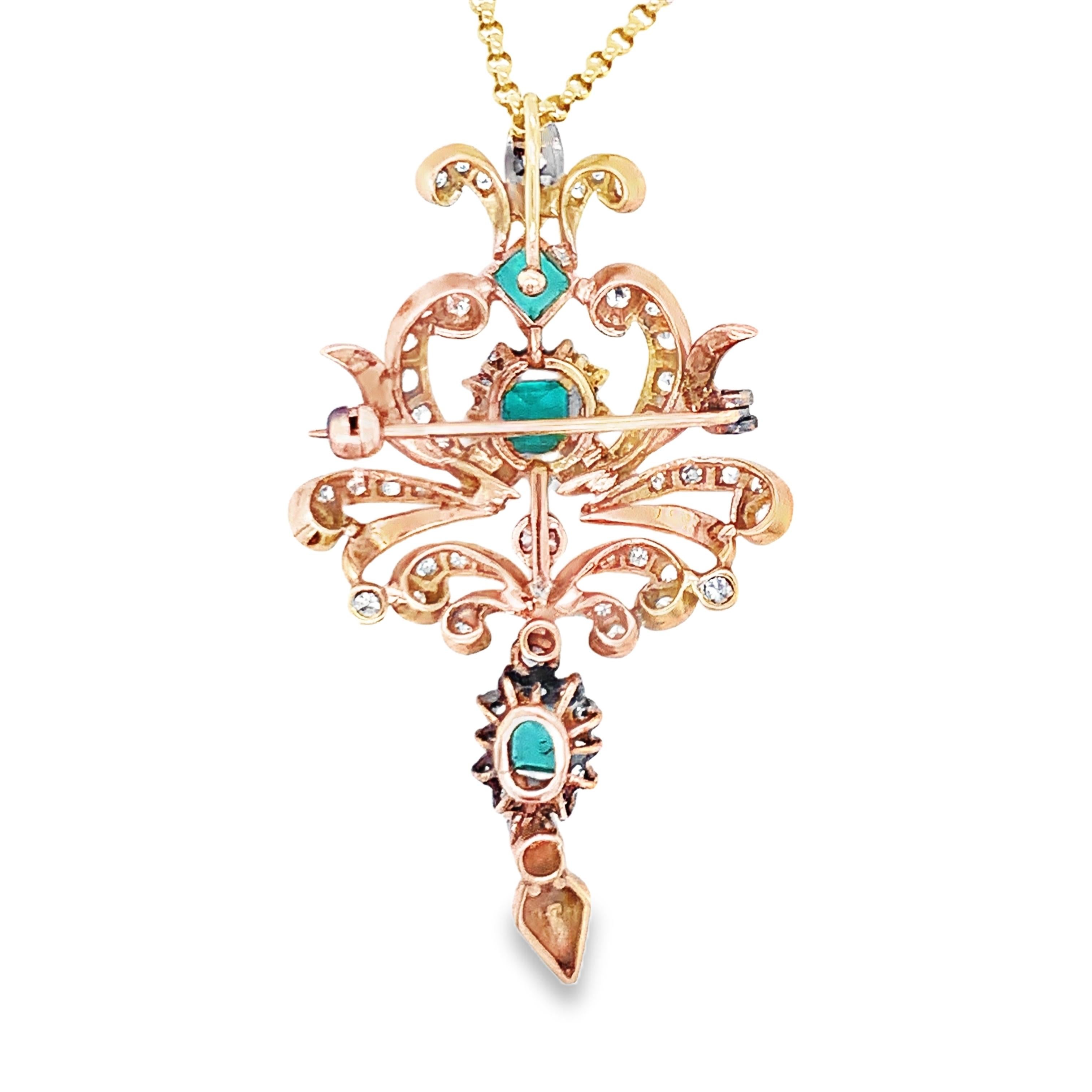 Diese aufwendige Anhänger/Brosche aus dem viktorianischen Zeitalter ist aus 18 Karat Gelbgold gefertigt und verfügt über ein fesselndes Charme-Design, das mit quadratischen und rechteckigen Smaragden von insgesamt 1 Karat verziert ist. Mit 0,75