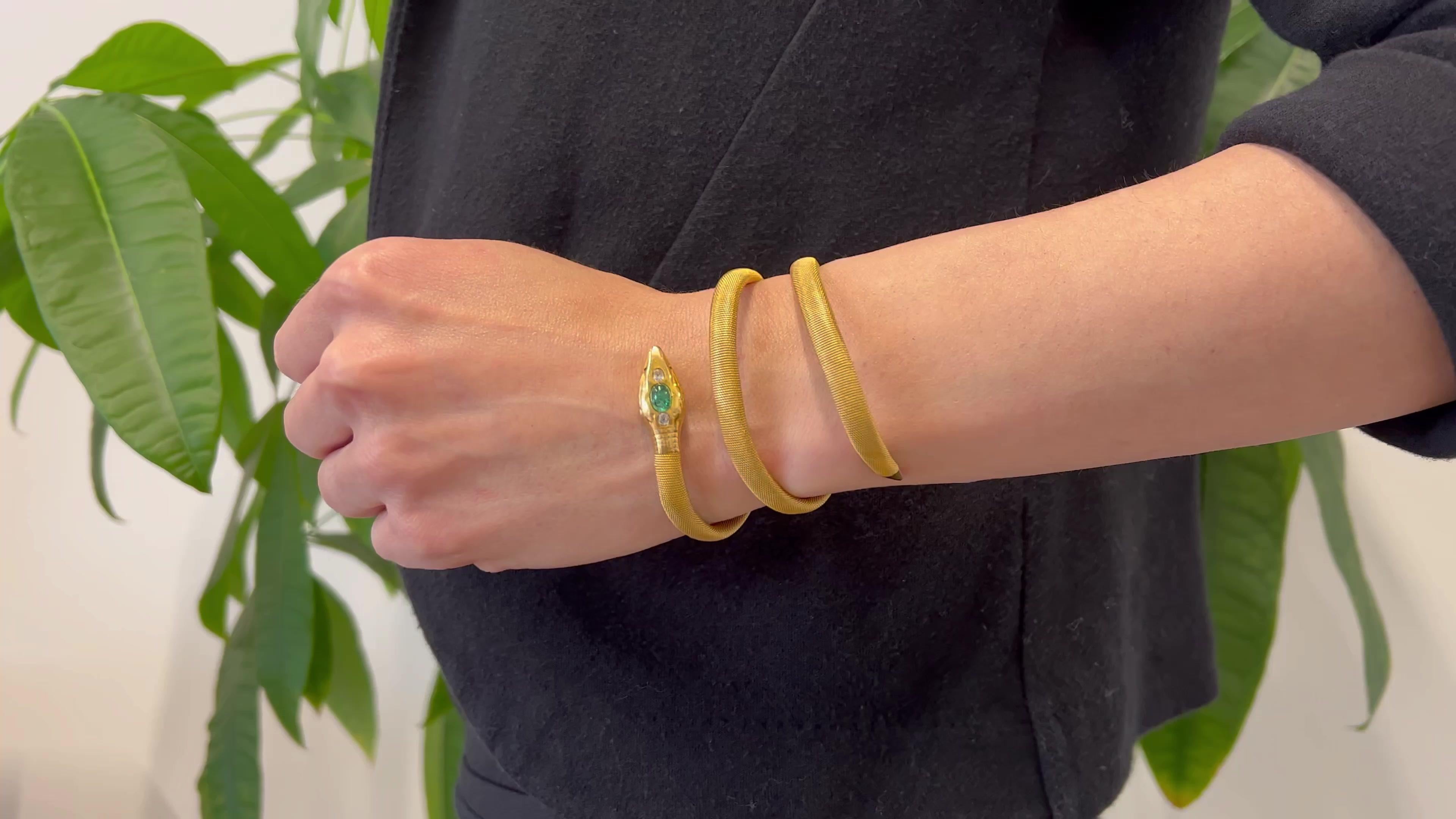 Ein viktorianischer Smaragd und Diamant 18k Gelbgold Flexible Coiled Snake Bracelet. Mit einem Cabochon-Smaragd von etwa 0,60 Karat. Akzentuiert durch zwei Diamanten im Altminenschliff mit einem Gesamtgewicht von etwa 0,25 Karat, eingestuft in Farbe