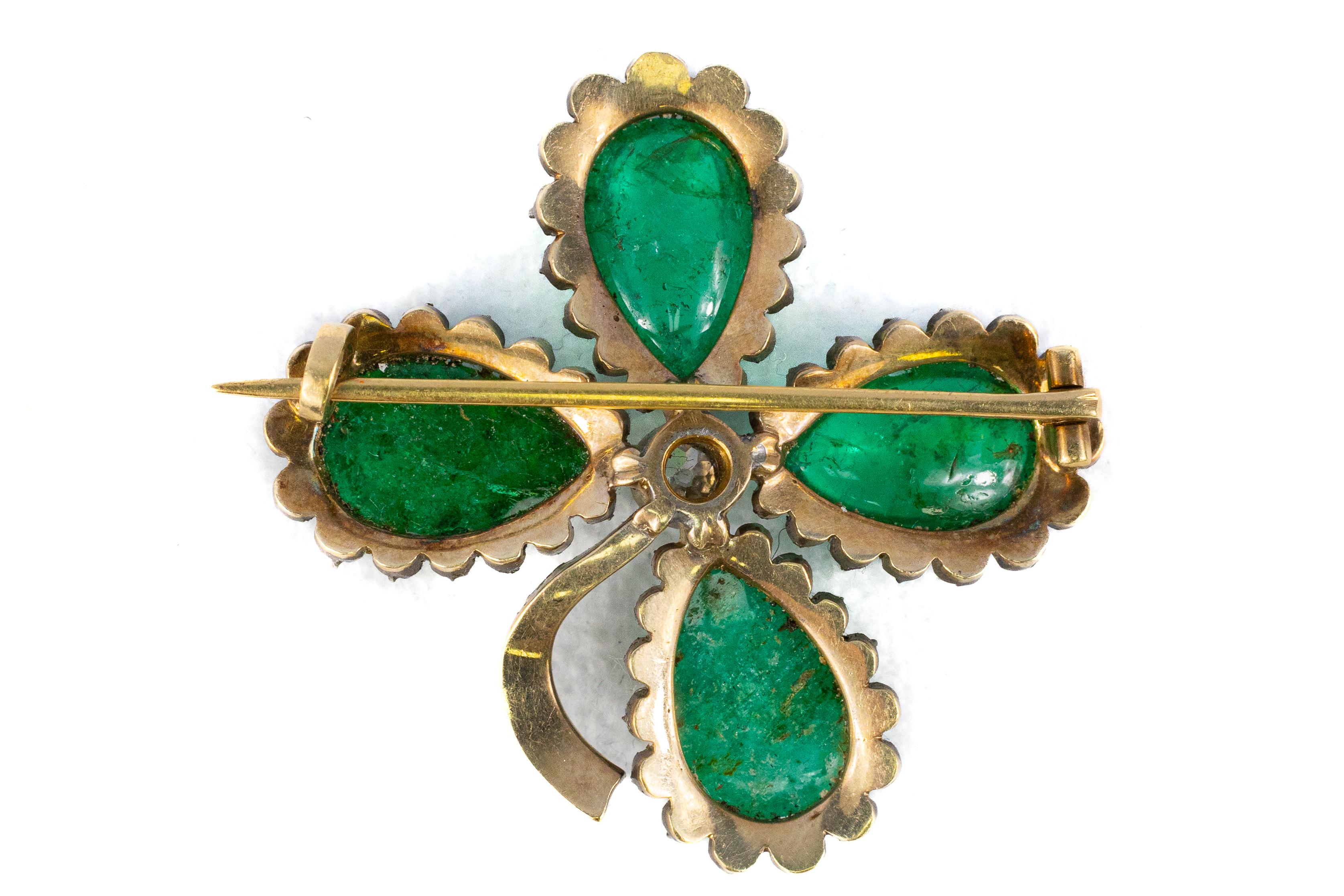 Victorien Broche victorienne en forme de trèfle avec émeraudes et diamants en vente