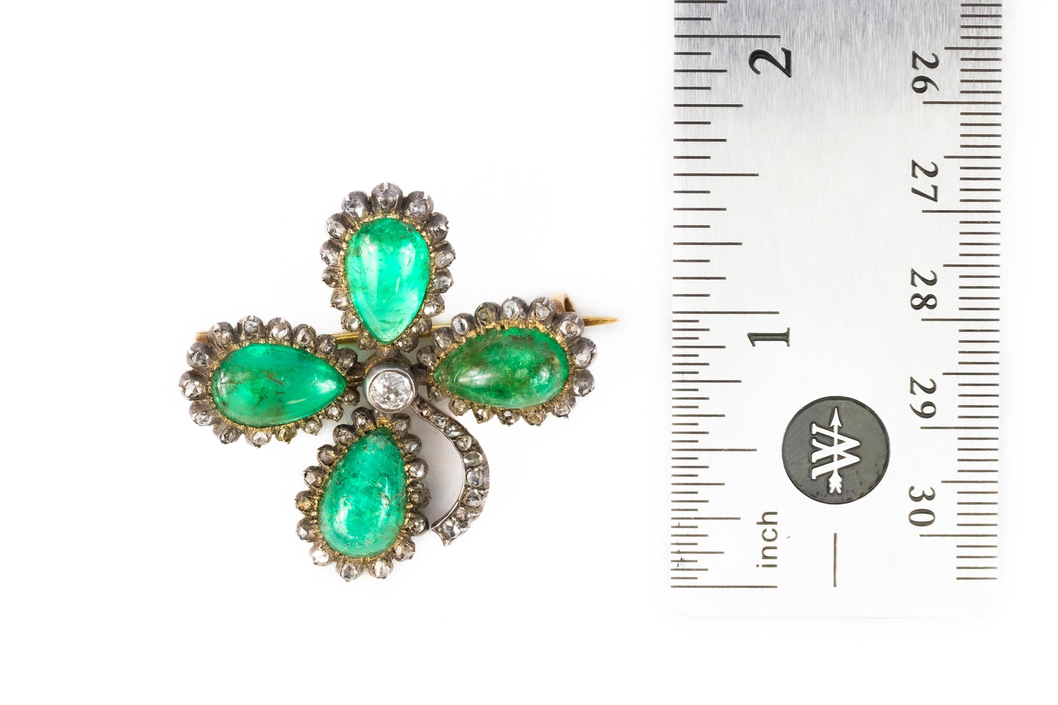 Taille cabochon Broche victorienne en forme de trèfle avec émeraudes et diamants en vente