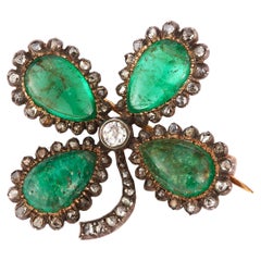 Spilla vittoriana con smeraldo e diamante a forma di trifoglio