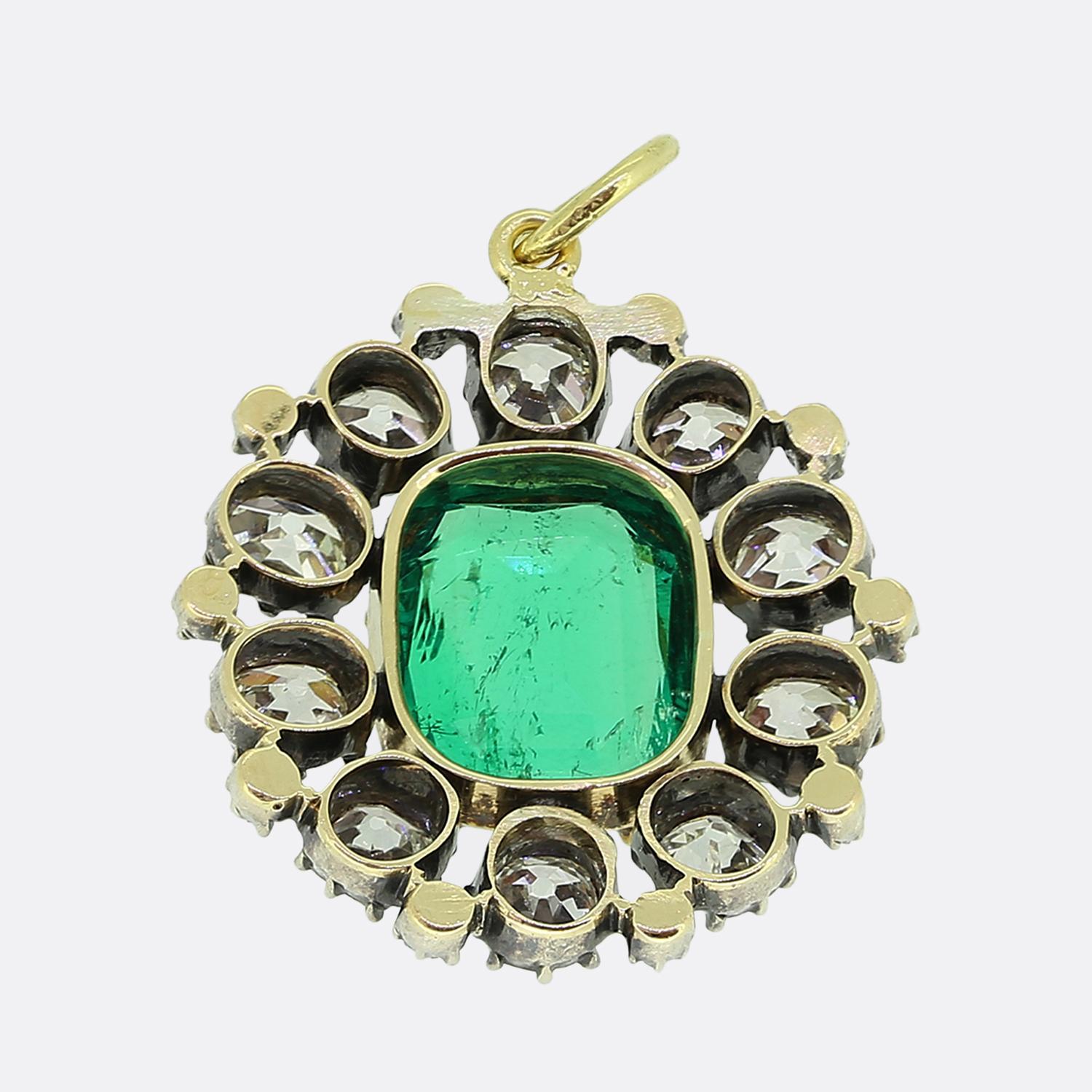 Nous avons ici un superbe pendentif datant de l'époque victorienne. Fabriquée à partir d'un mélange d'or 18ct et d'argent, cette pièce ancienne met en valeur une émeraude centrale de taille émeraude, qui rayonne d'une teinte verte captivante. Cette