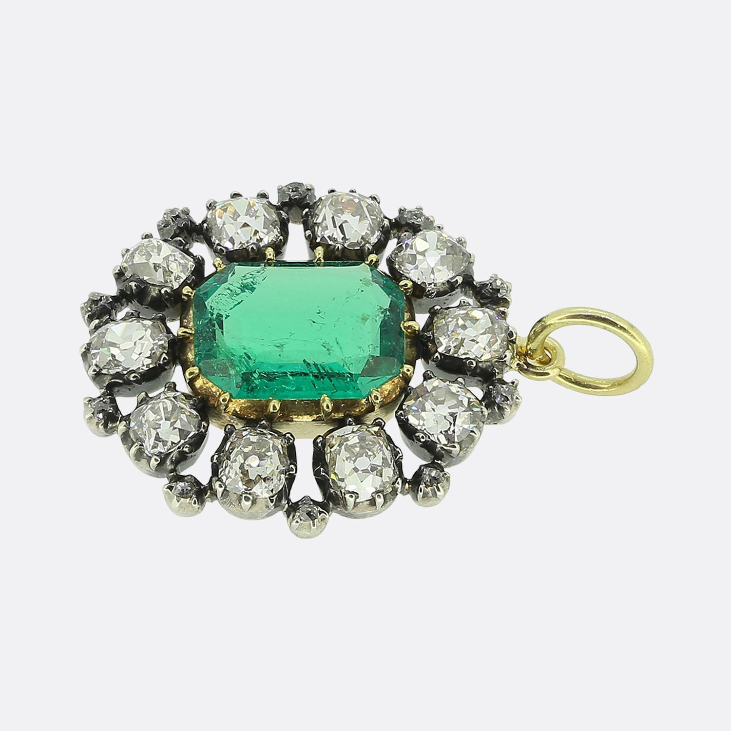 Taille émeraude Pendentif victorien en forme de grappe d'émeraudes et de diamants en vente