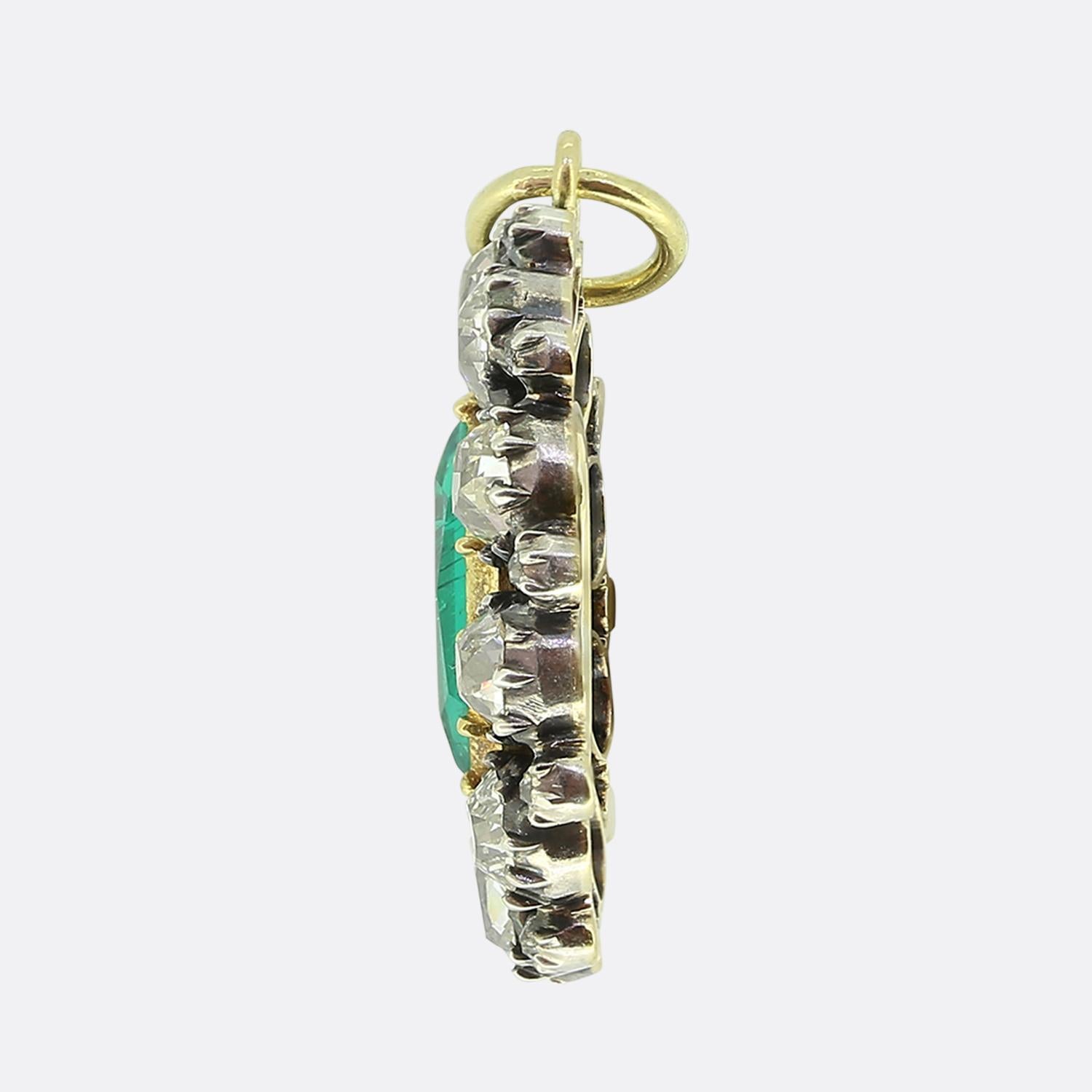 Pendentif victorien en forme de grappe d'émeraudes et de diamants Bon état - En vente à London, GB