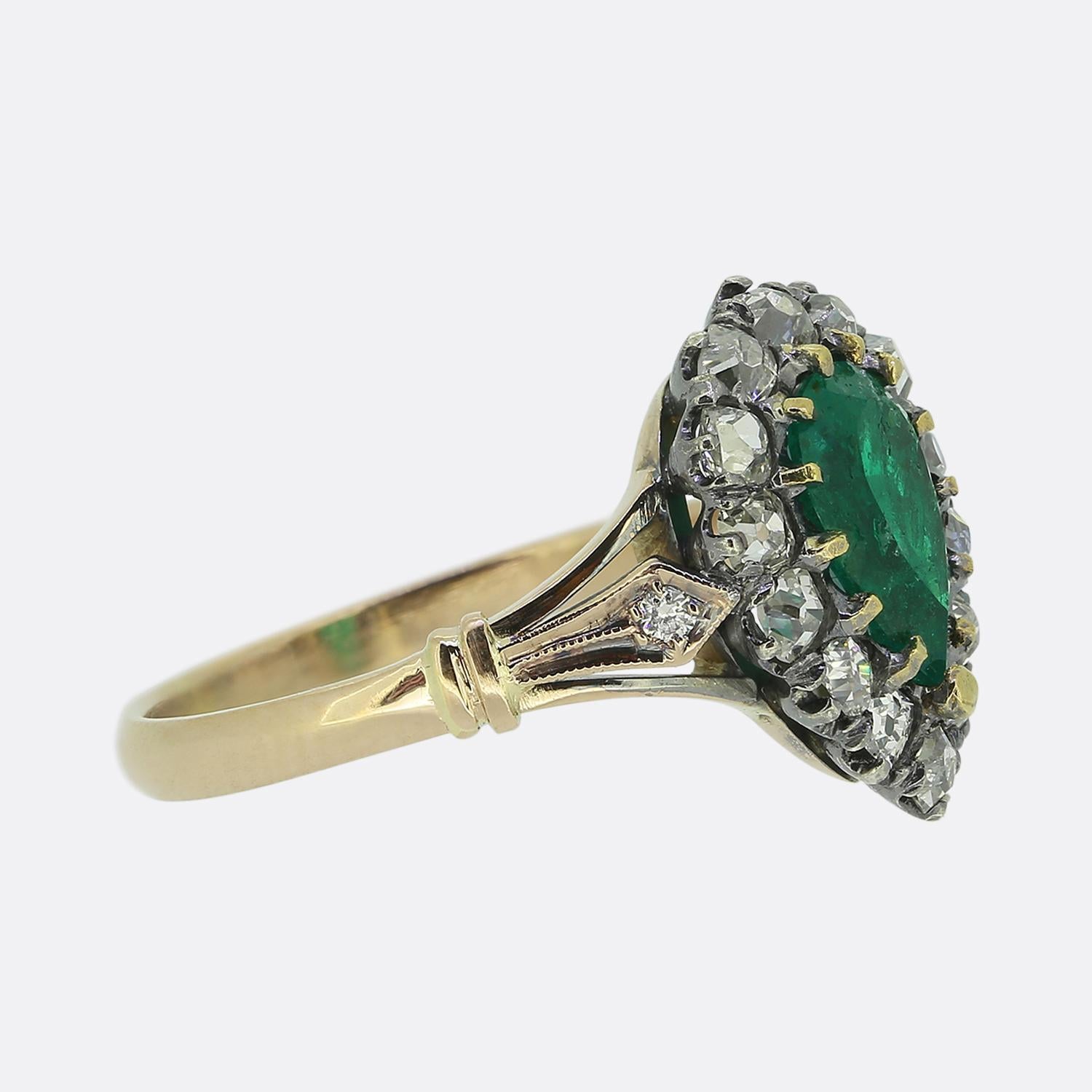 Viktorianischer Smaragd- und Diamant-Cluster-Ring (Tropfenschliff) im Angebot