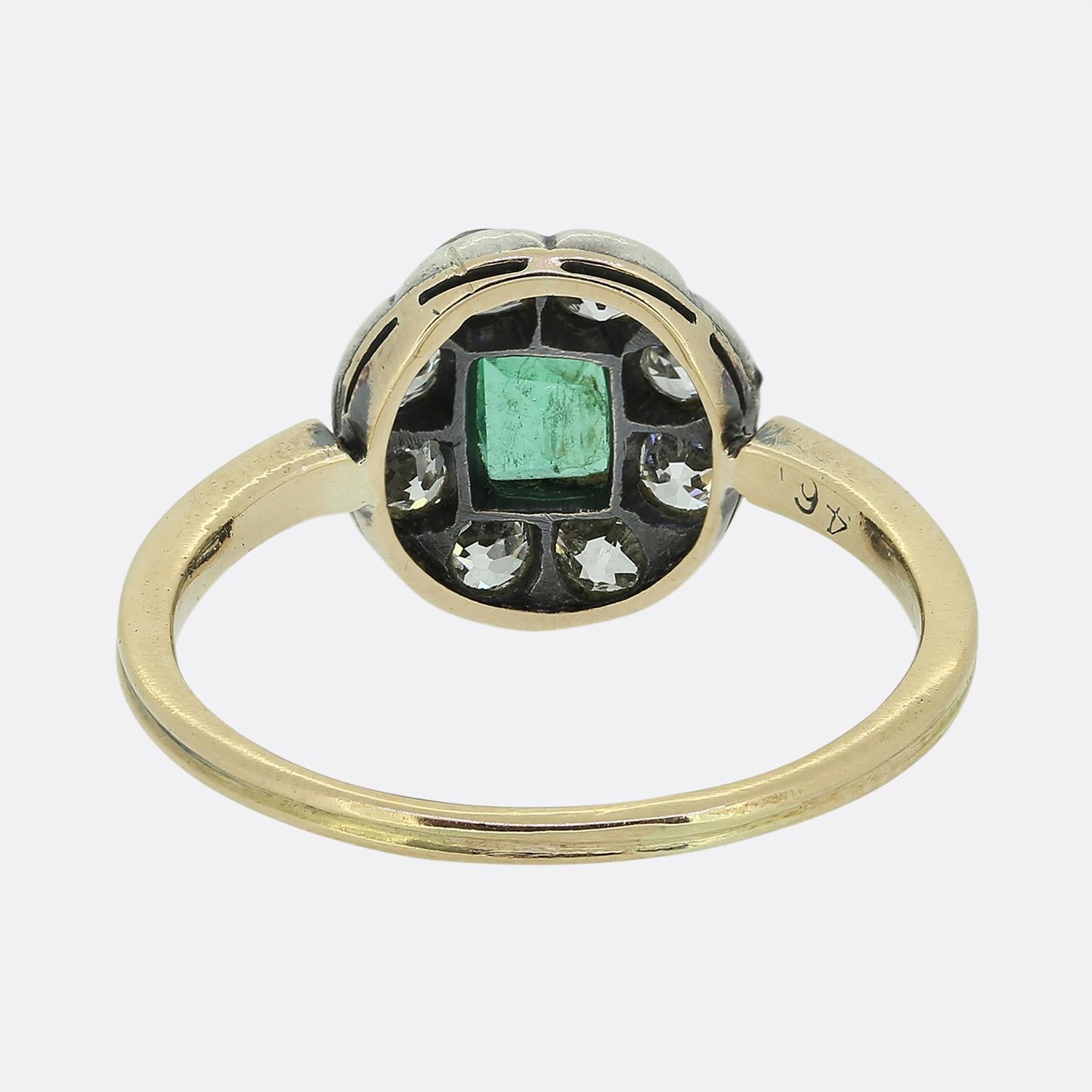 Victorian Emerald and Diamond Cluster Ring In Good Condition For Sale In London, GB